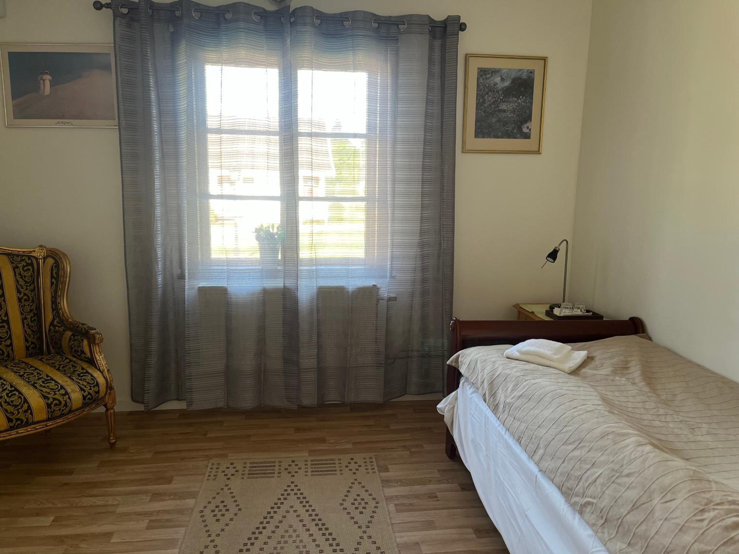 Single Room with Shared Shower and Toilet photo 1