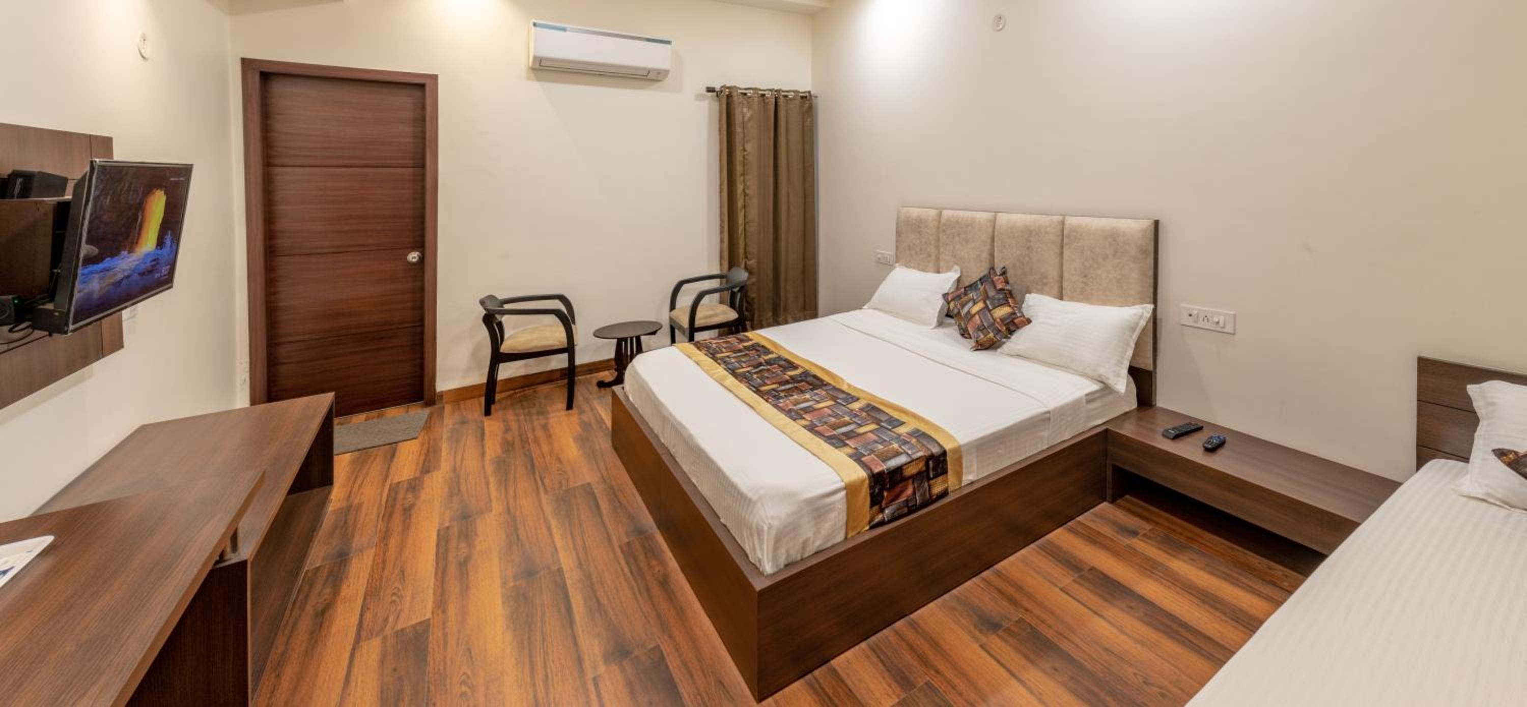 Deluxe Double Room (2 Adults + 1 Child)