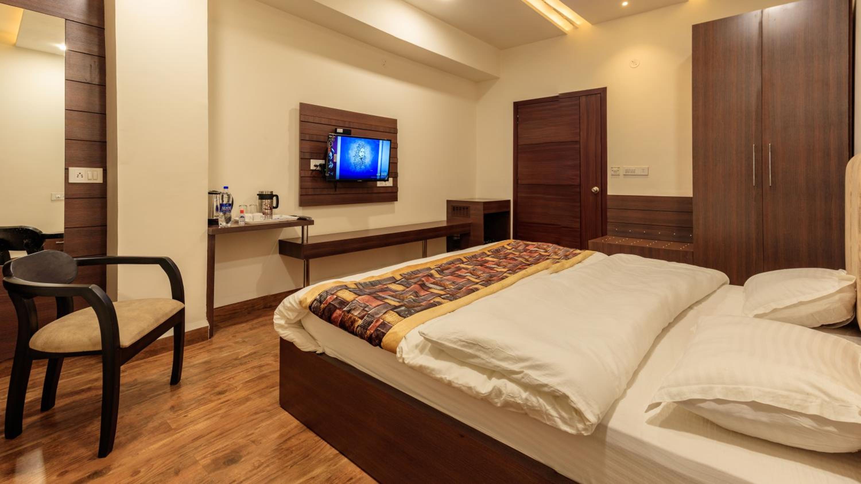 Deluxe Double Room (2 Adults + 1 Child) photo 1