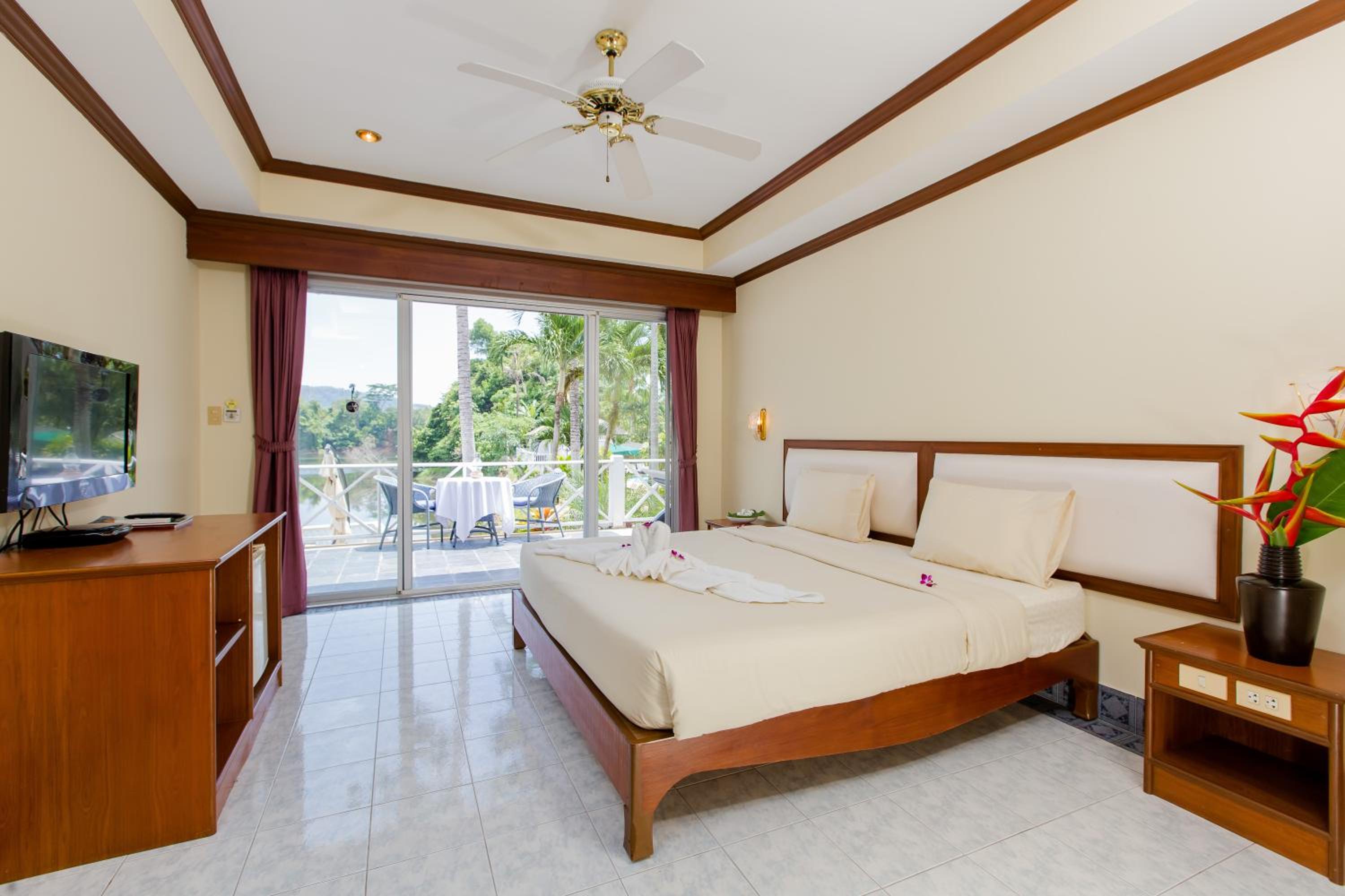 Deluxe Room with Lake View photo 1
