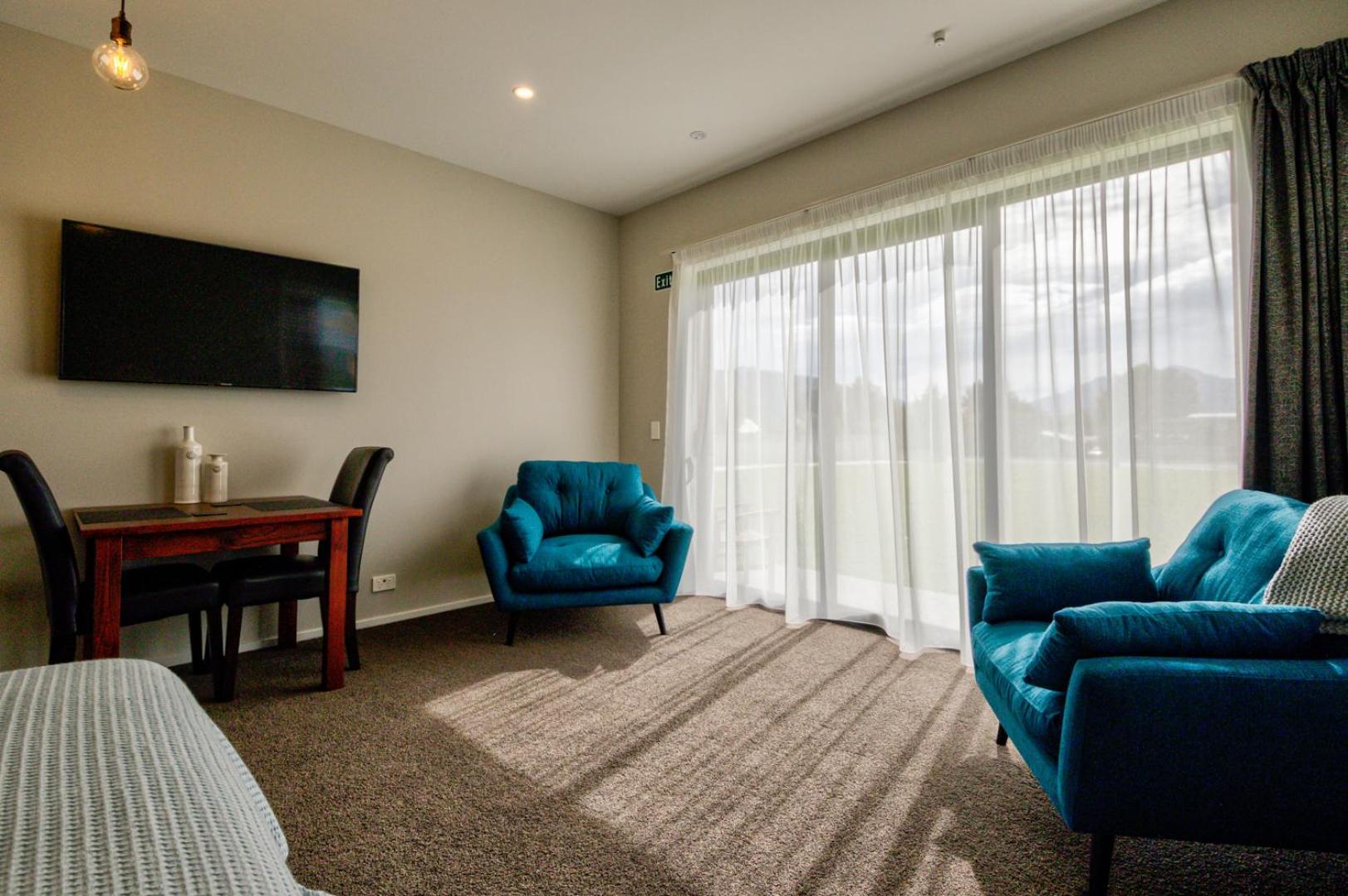 Superior Suite - Photo 11