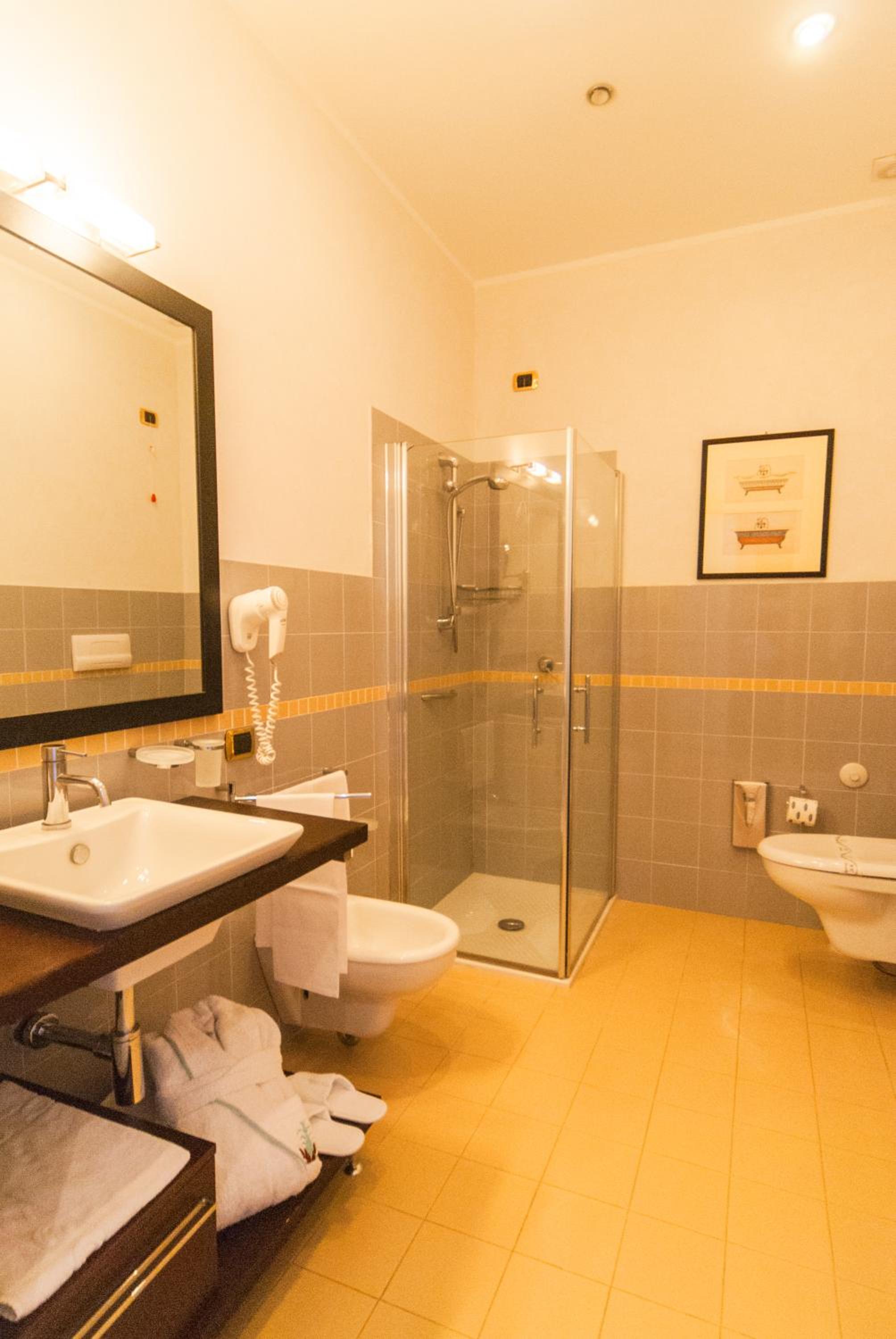 Double or Twin Room - Photo 6