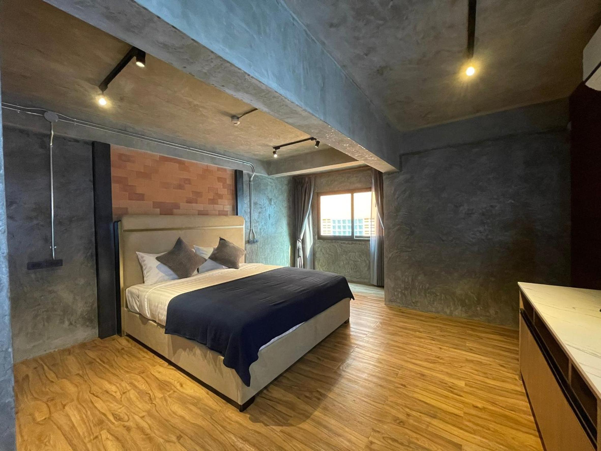 Standard Queen Room