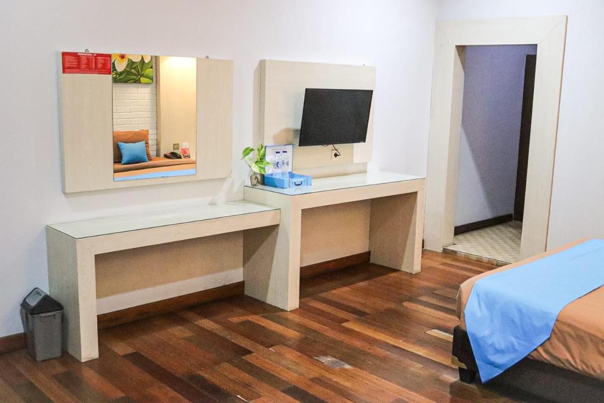 Deluxe King Room - Photo 9