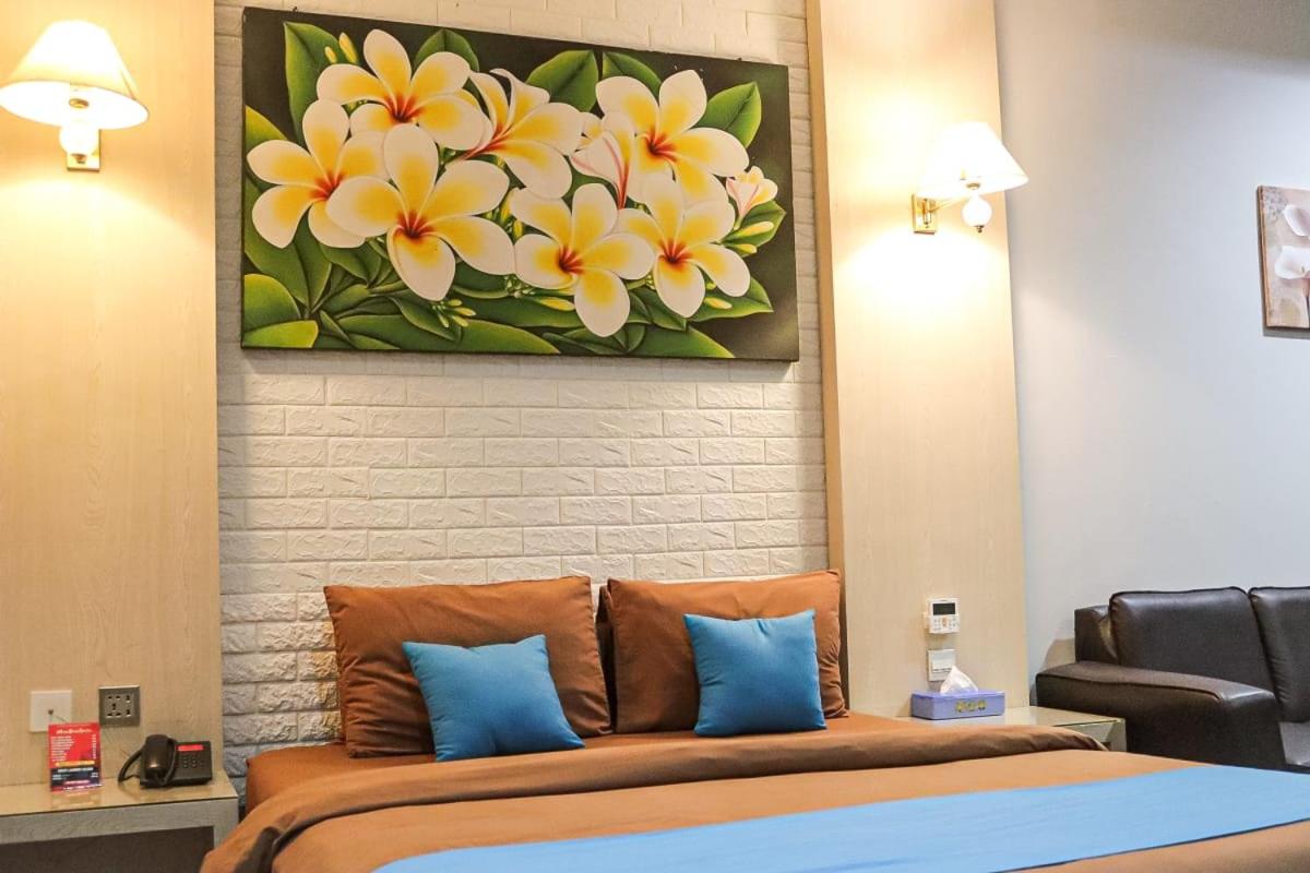 Deluxe King Room - Photo 11