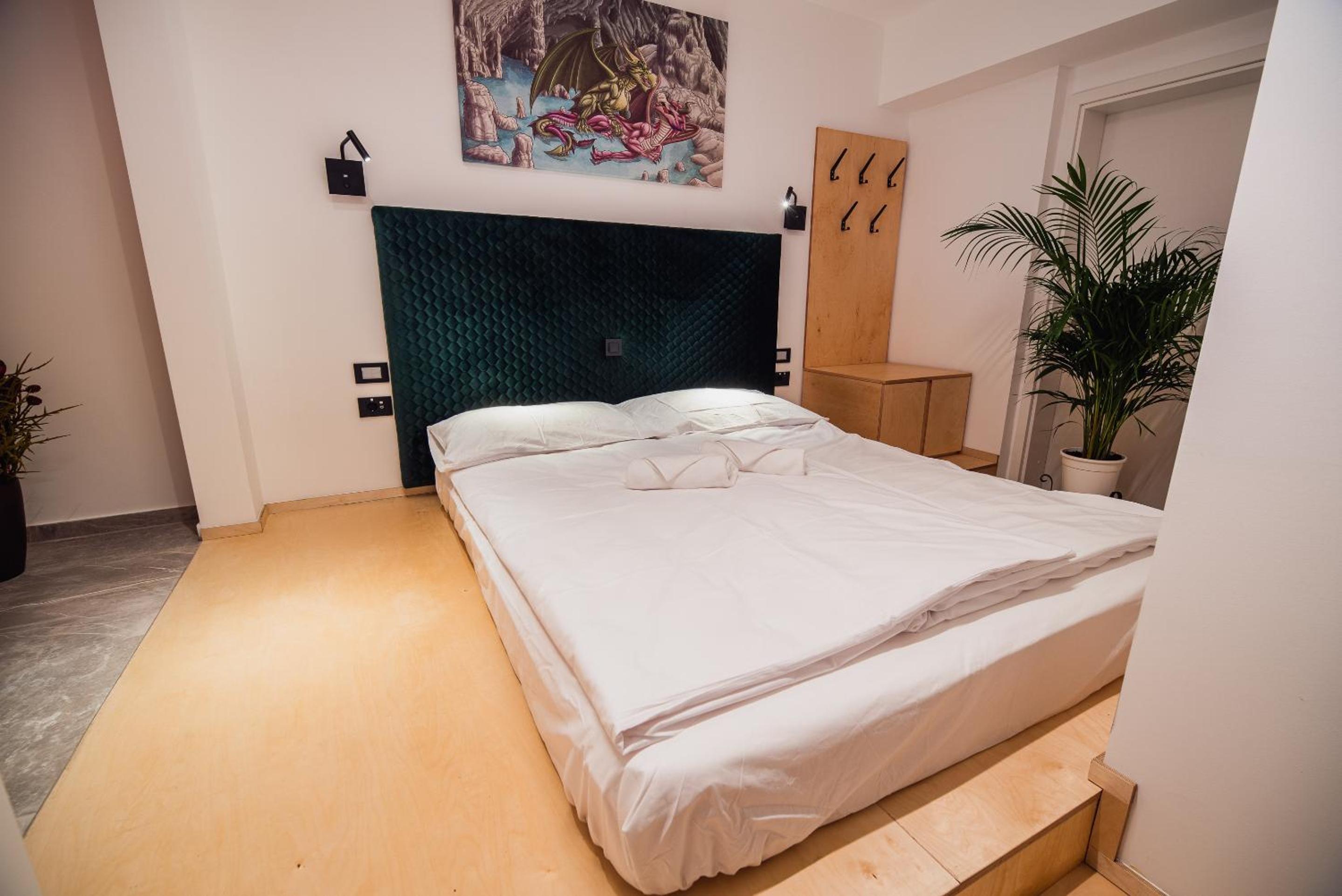 Deluxe Double Room with Bath - Photo 4