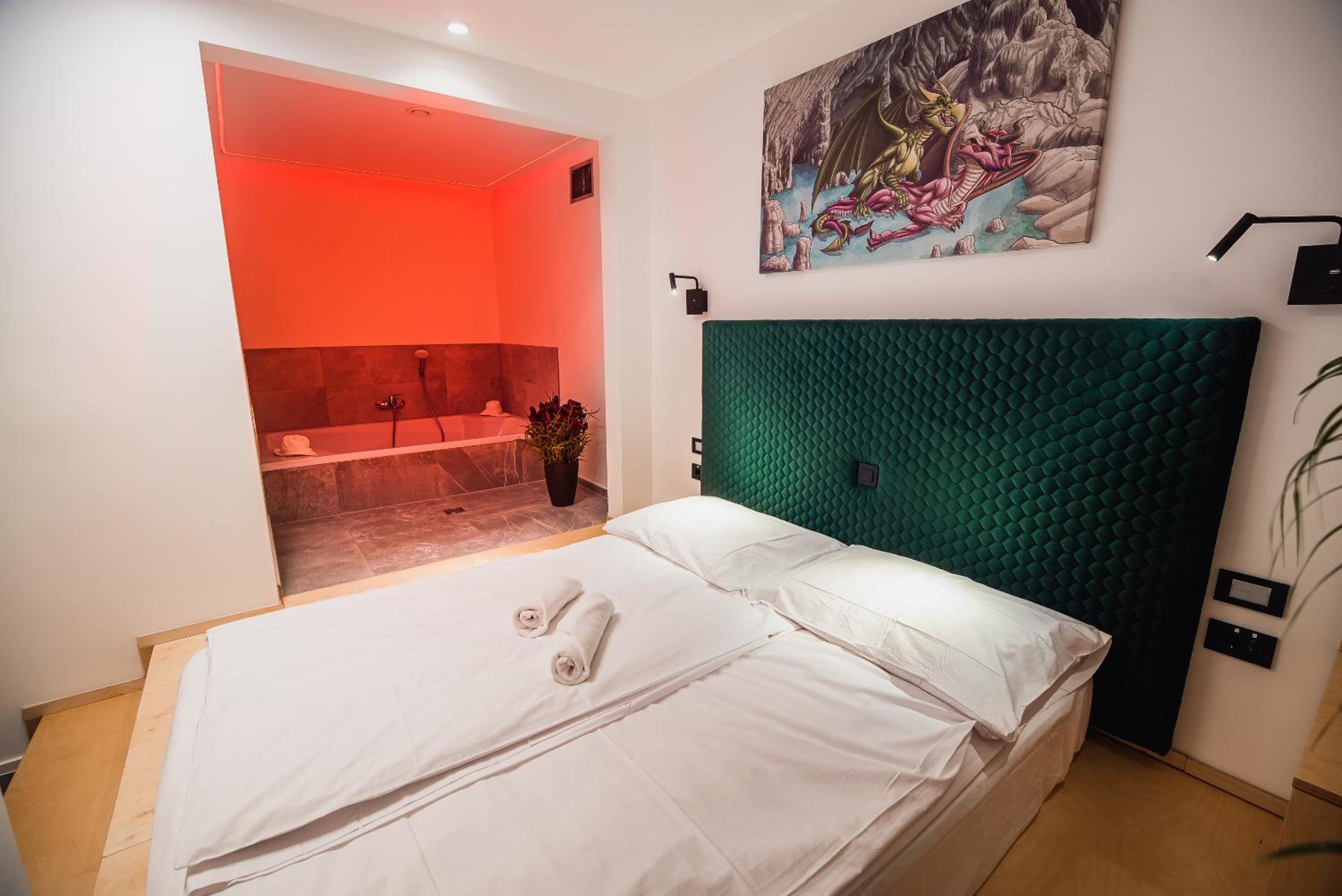 Deluxe Double Room with Bath - Photo 5