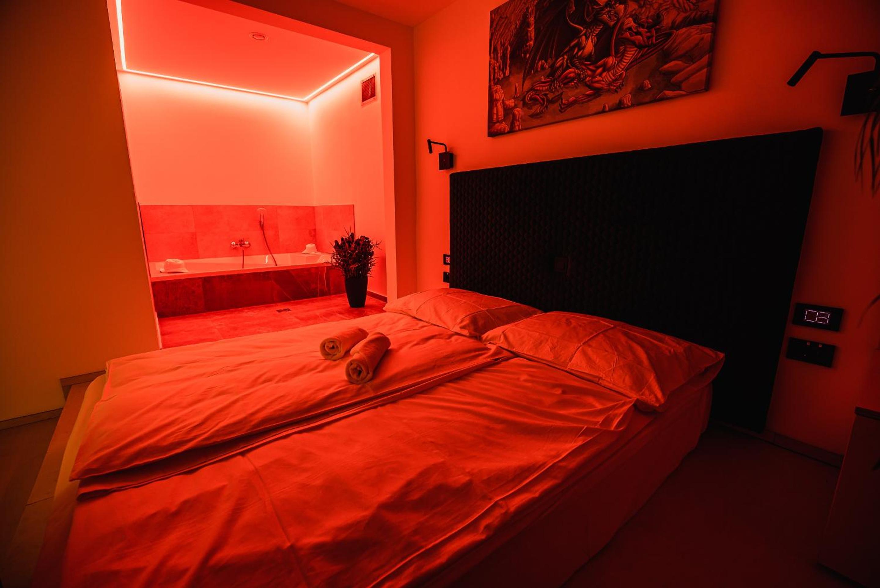 Deluxe Double Room with Bath - Photo 7