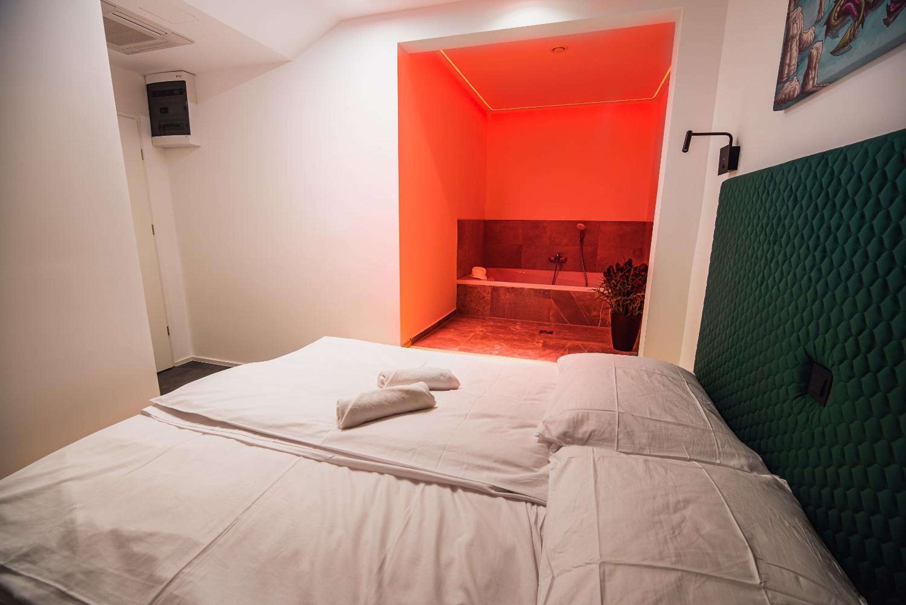 Deluxe Double Room with Bath - Photo 8