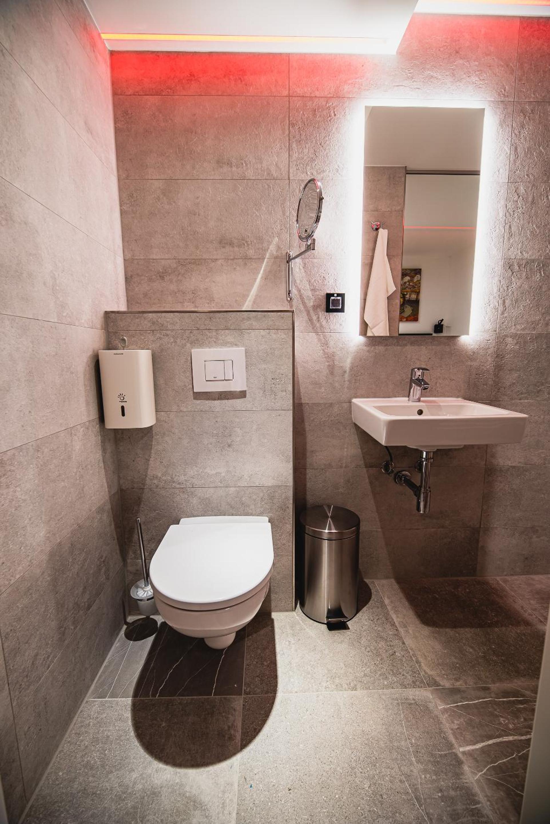 Deluxe Double Room - Photo 9