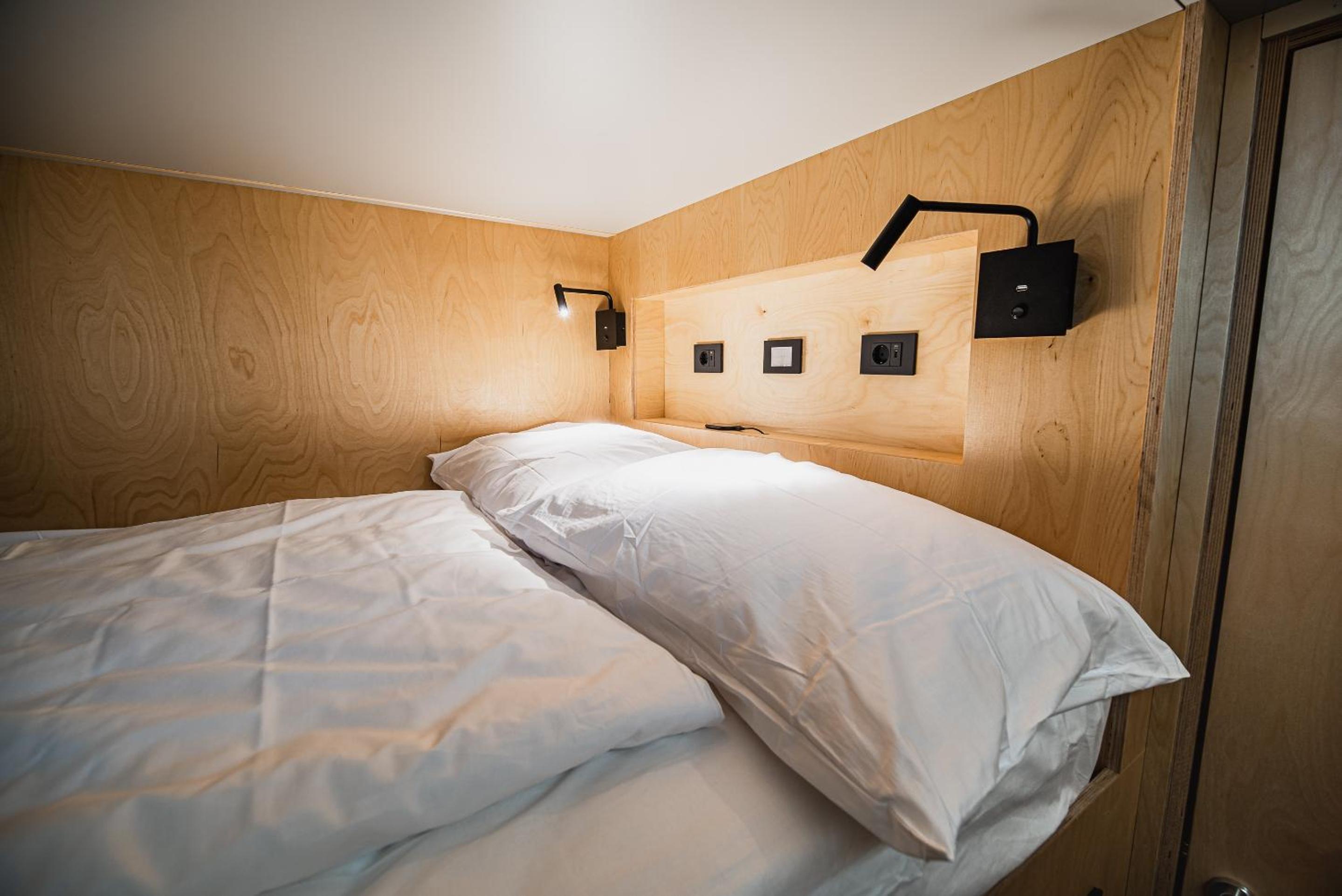 Economy Double Capsule - Photo 1