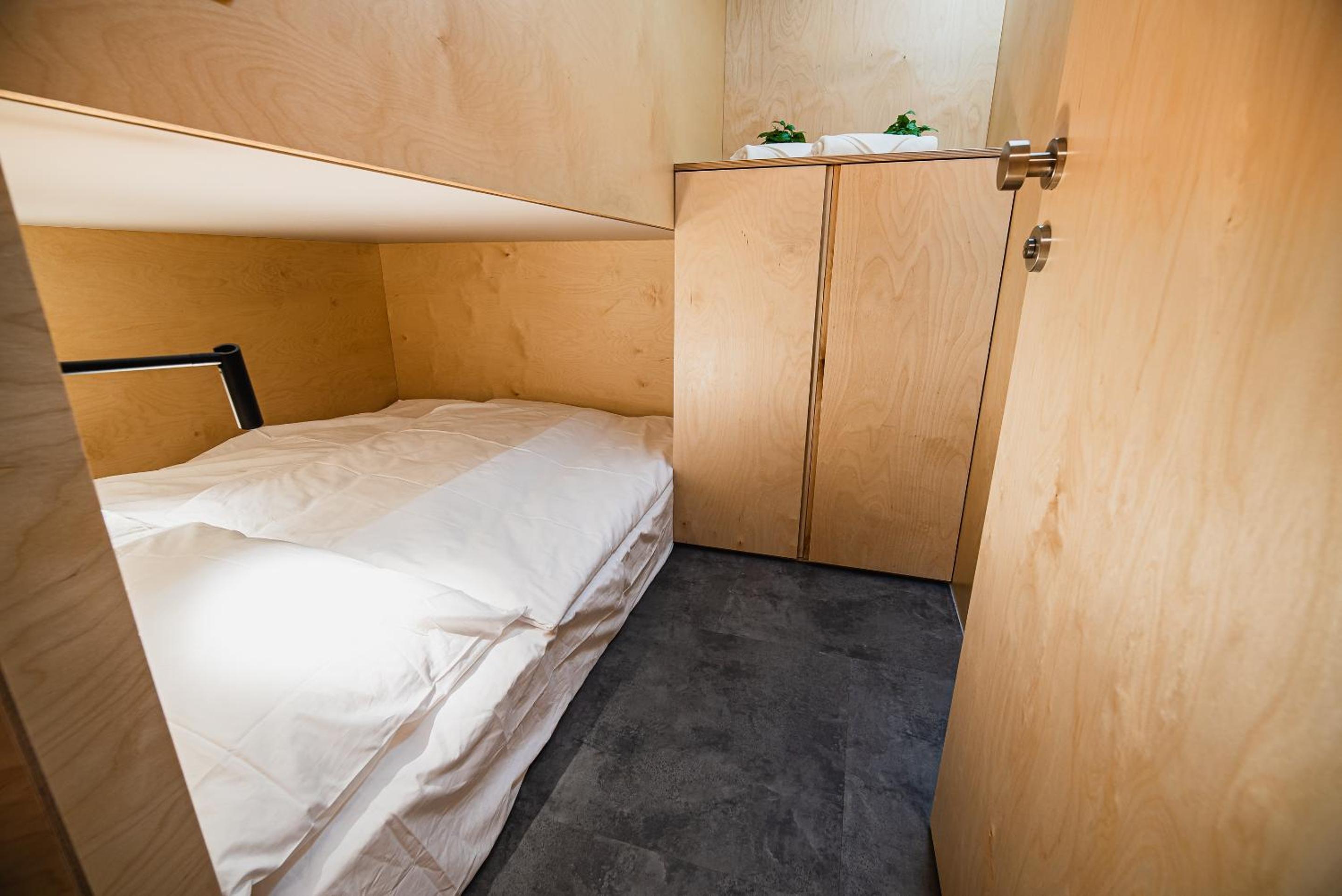 Double Capsule - Photo 1