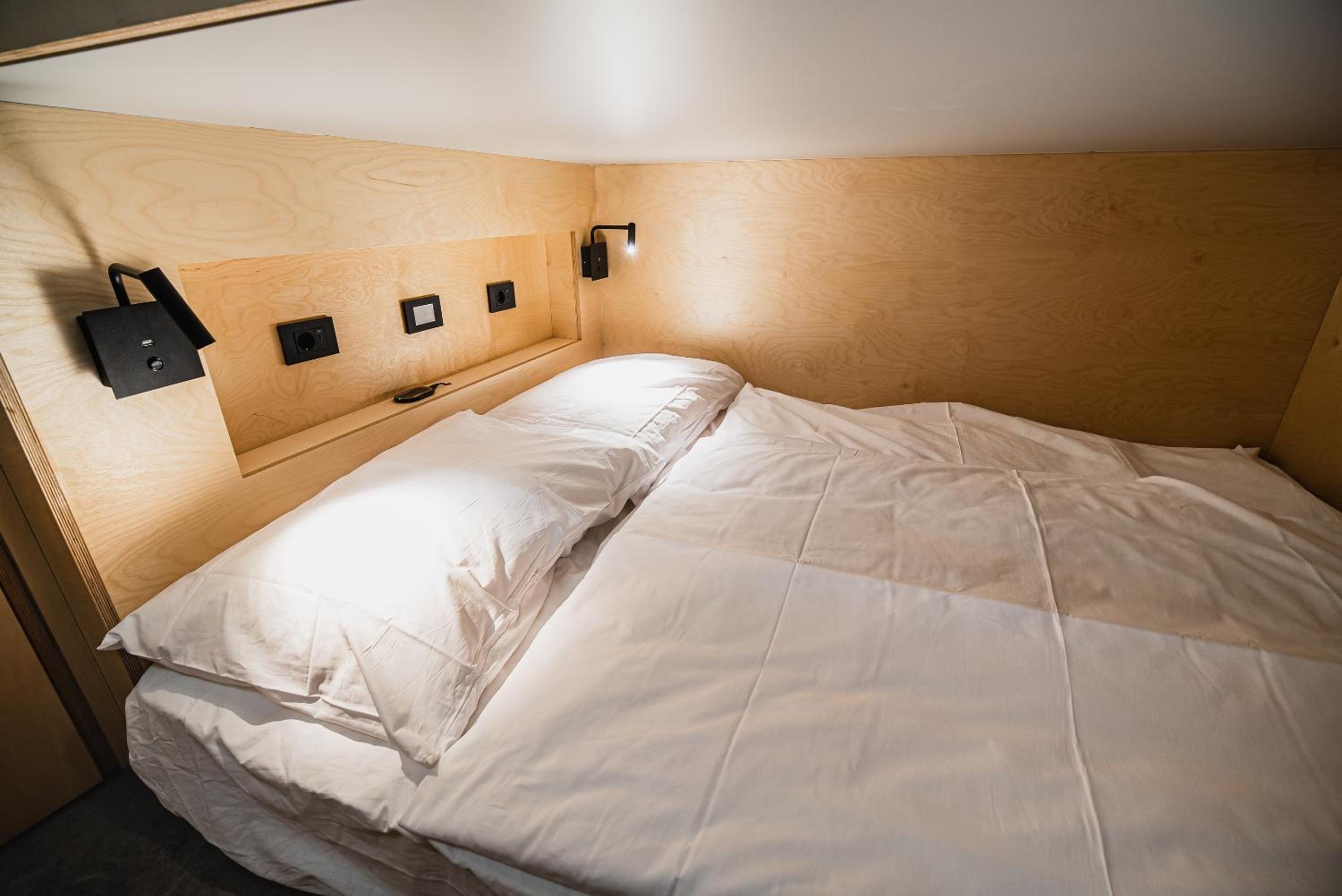 Double Capsule - Photo 2