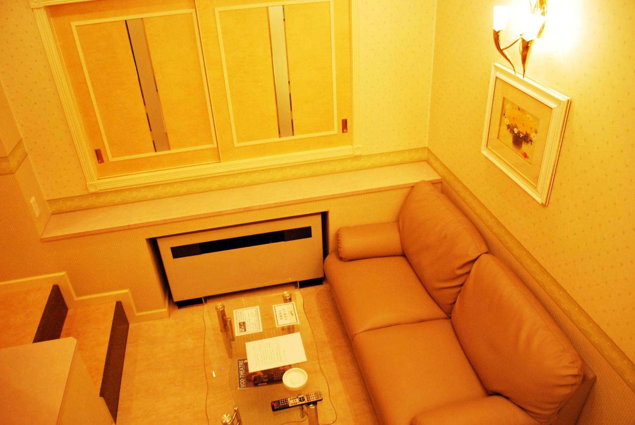 Executive Suite - Photo 9