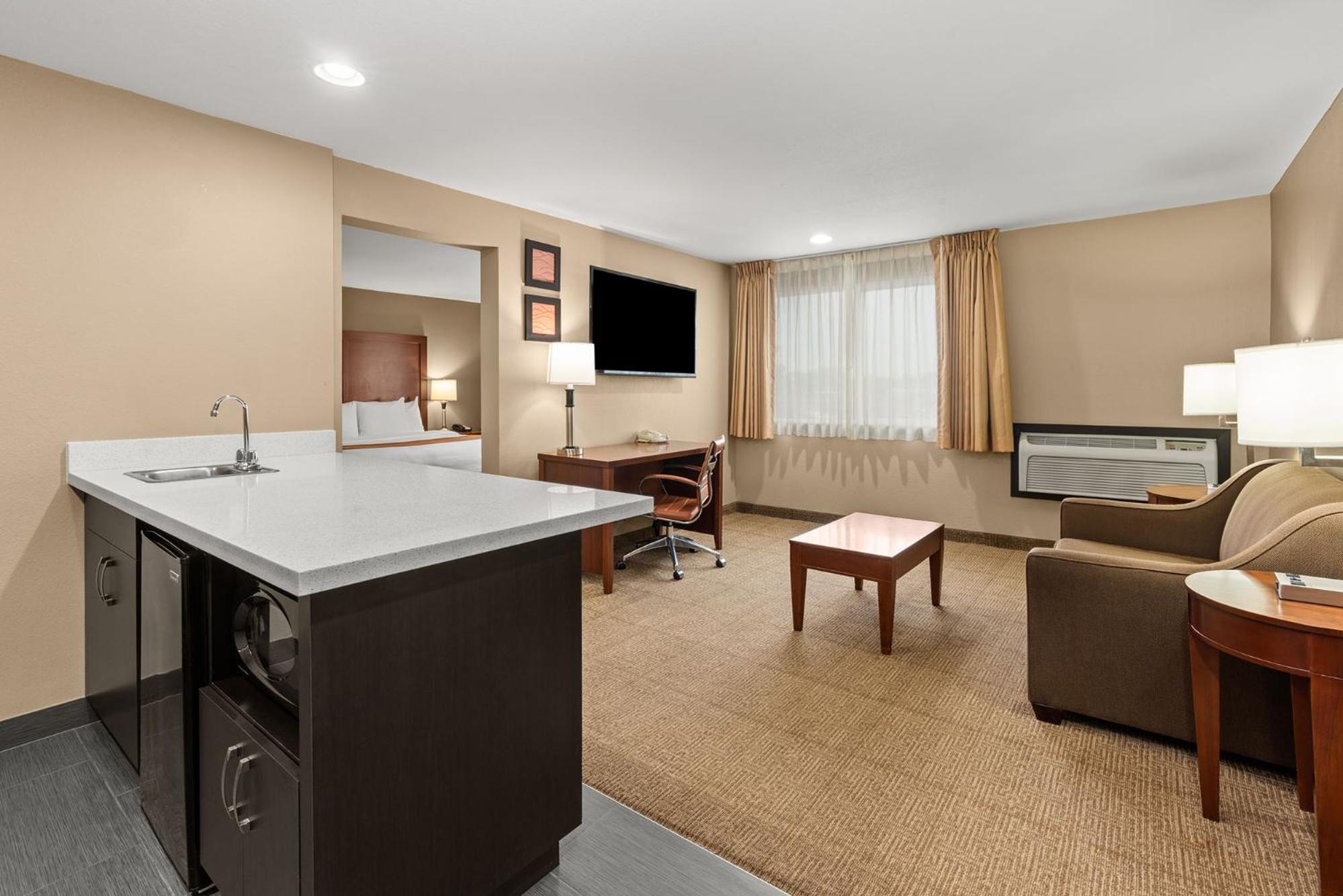 King Suite - Non-Smoking - Photo 1