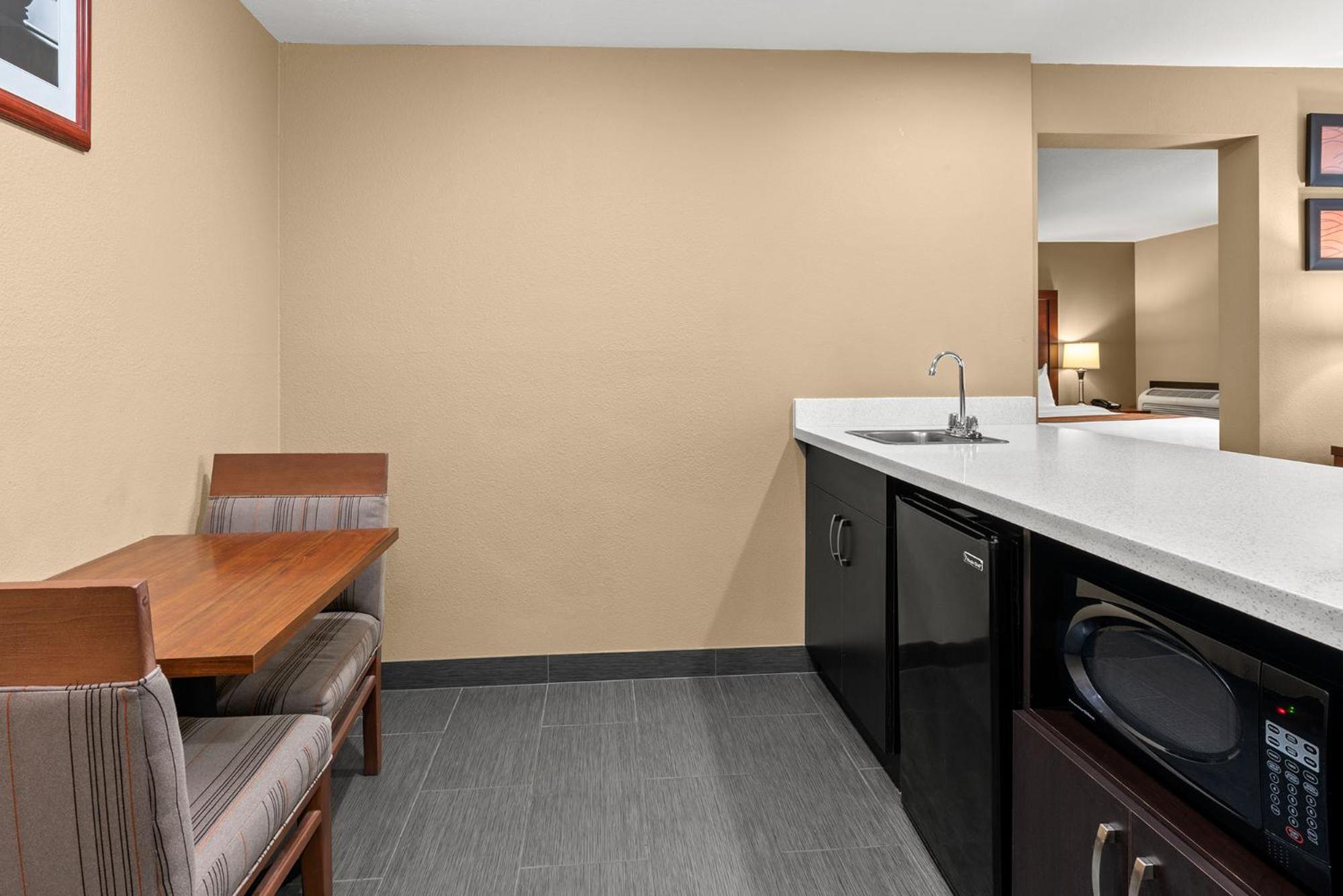 King Suite - Non-Smoking - Photo 2
