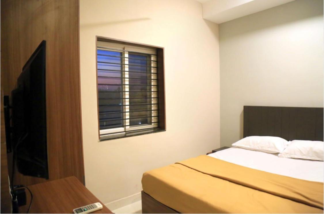 Deluxe Double Room (2 Adults + 1 Child) - Photo 2