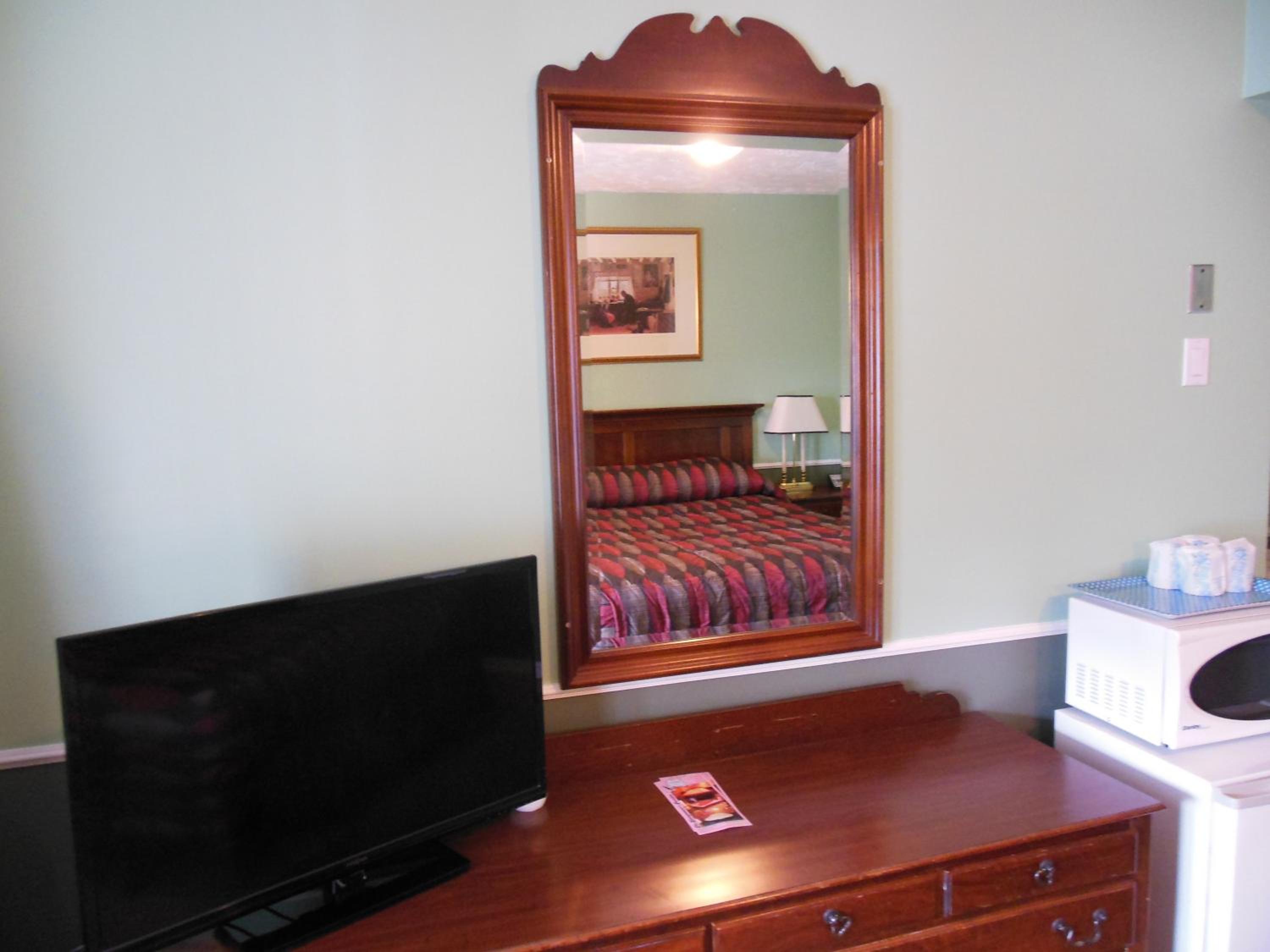 Queen Room - Non-Smoking photo 1