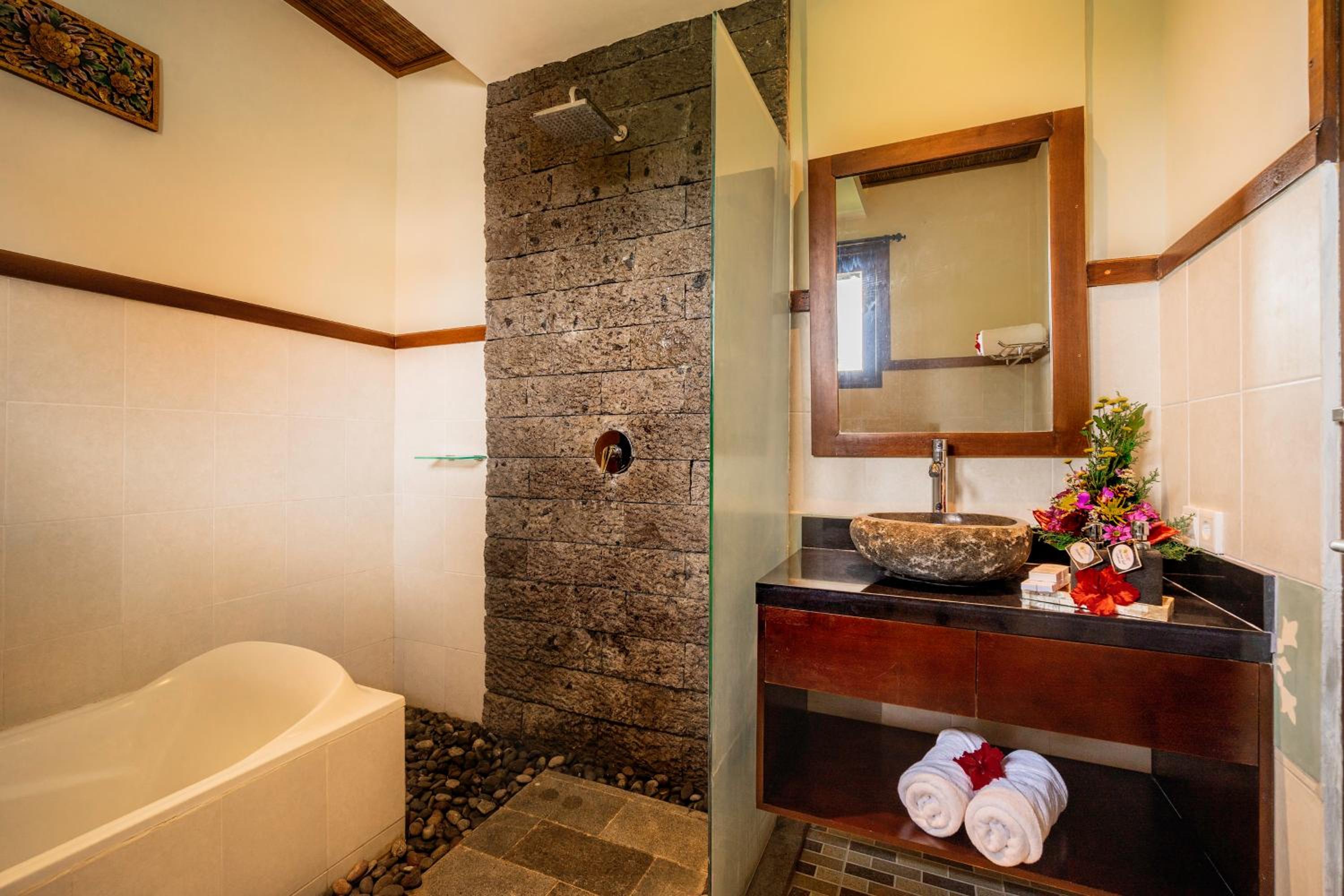 Suite with Public Pool - Photo 4