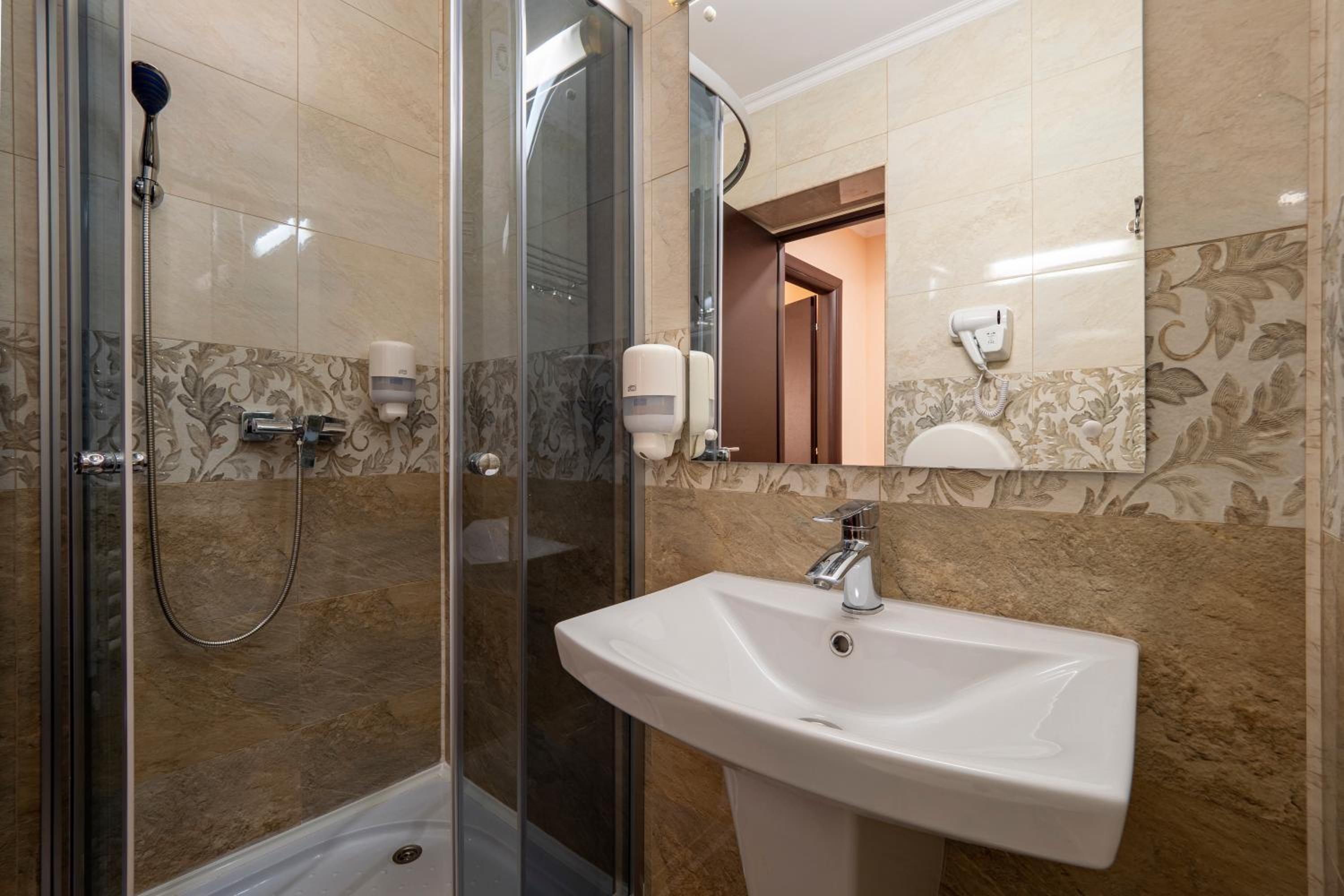 Double Room - Photo 13