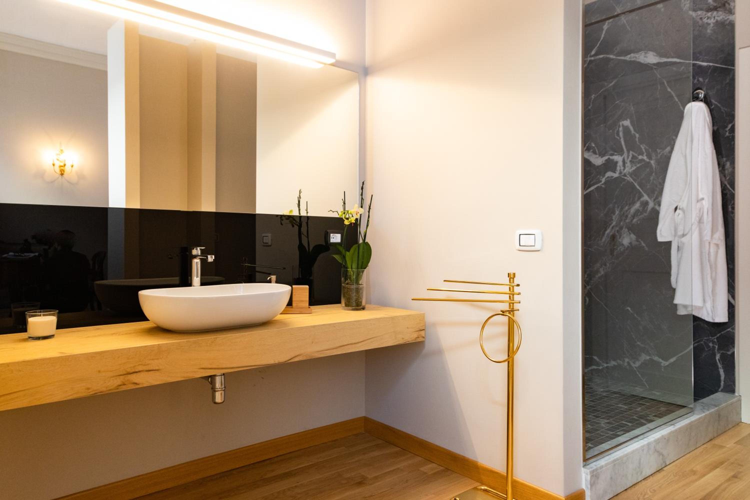 Premium Suite - Photo 4