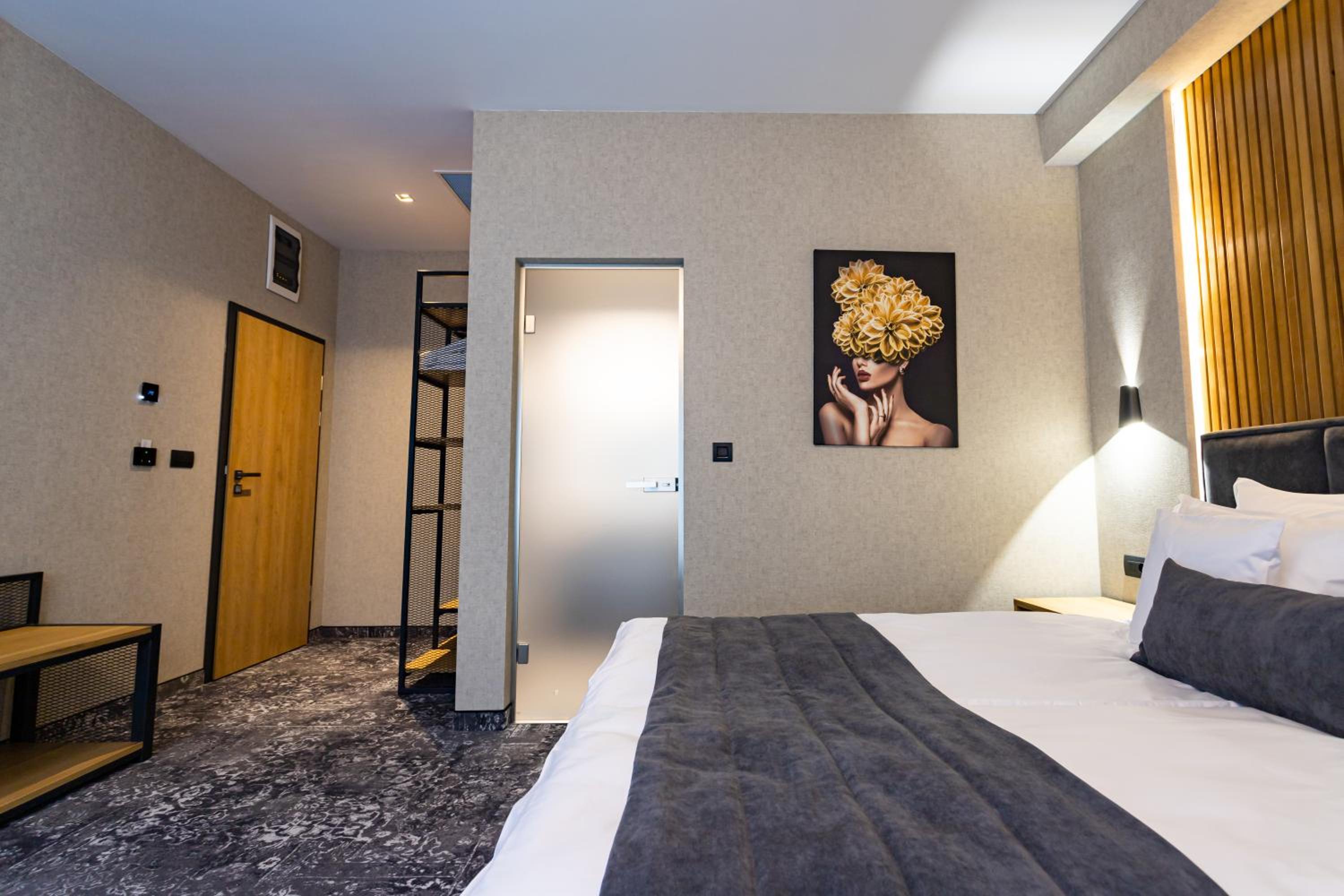 Deluxe Room - Photo 2