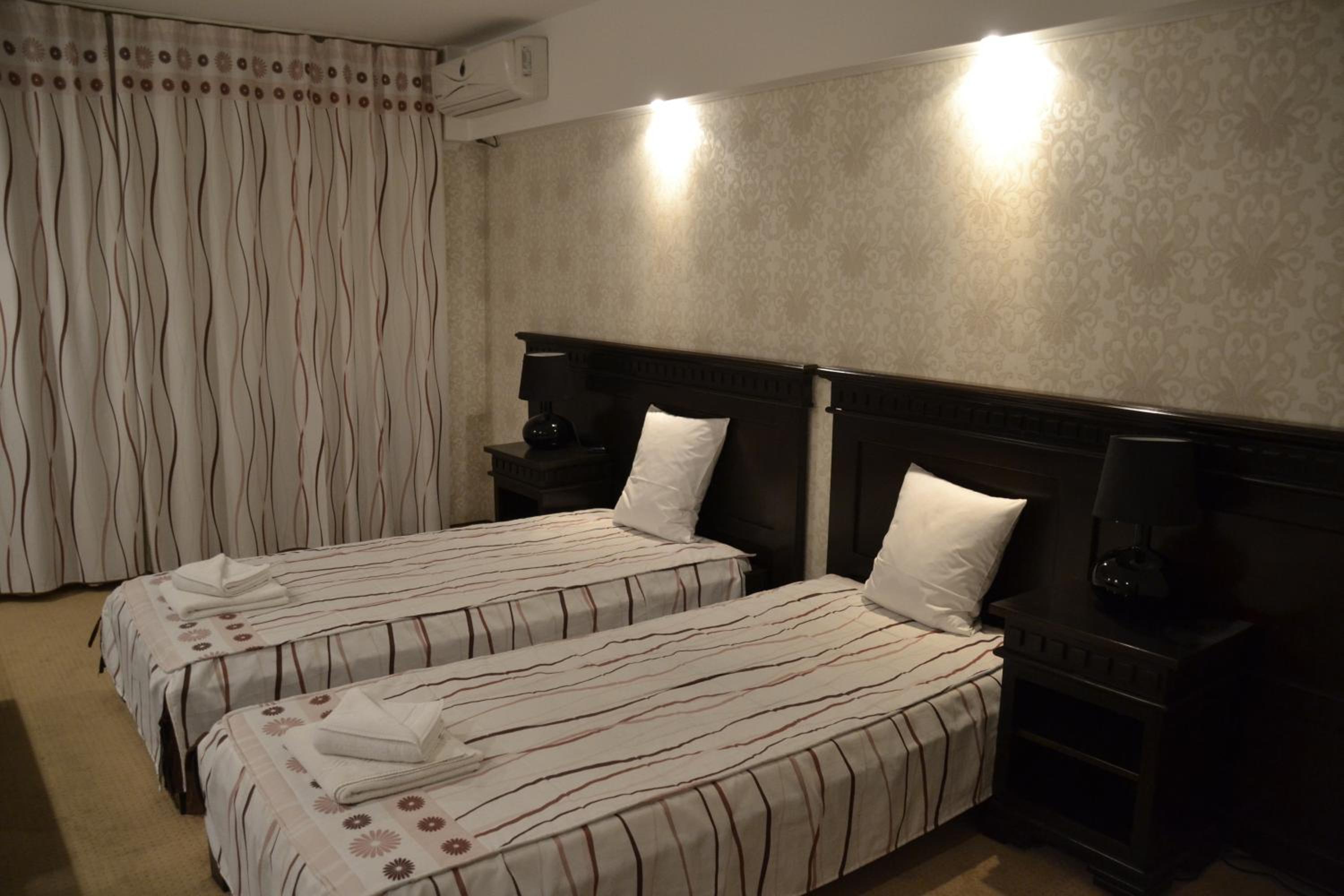 Double or Twin Room - Photo 4