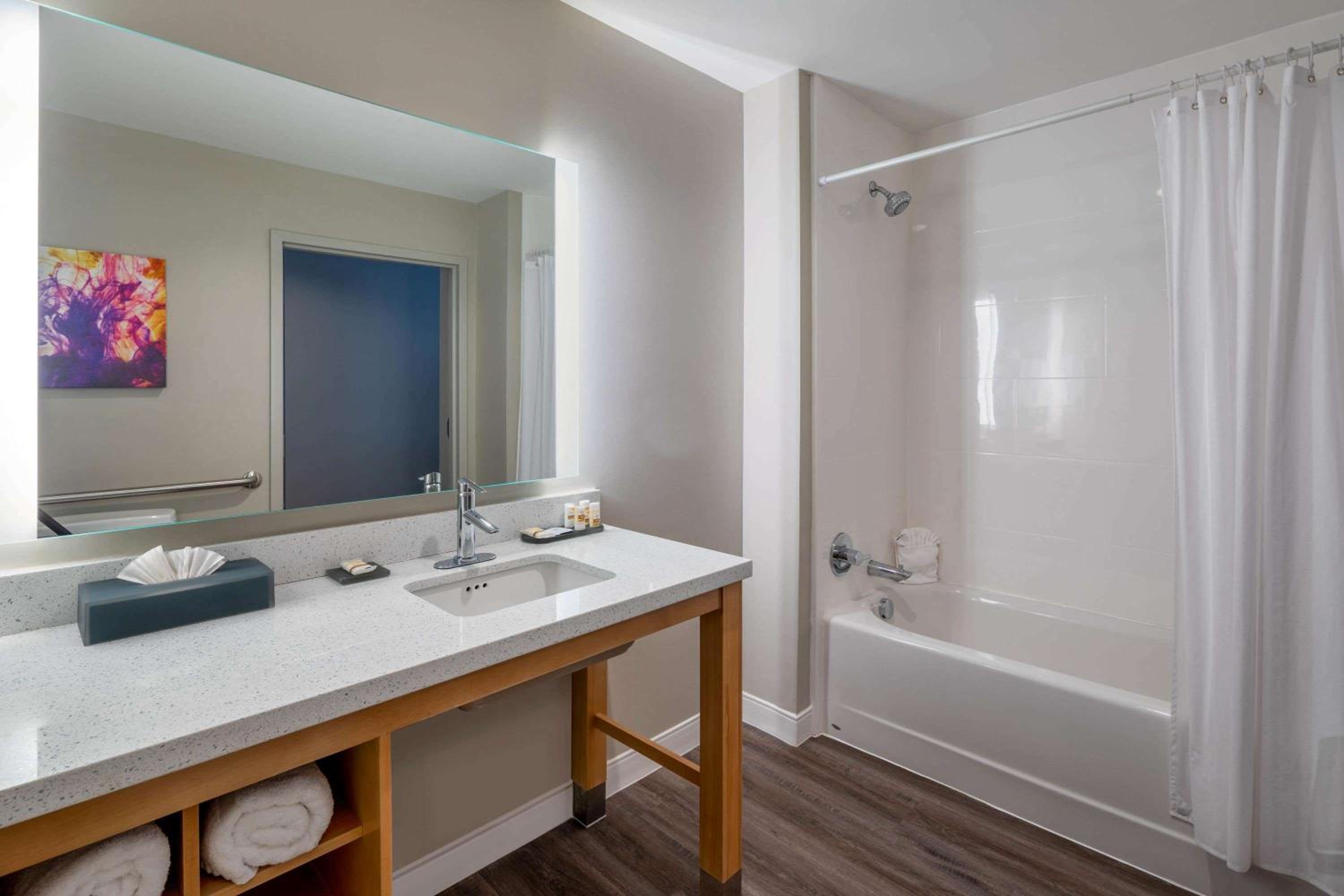 King Room with Bath Tub - Mobility Accessible/Non-Smoking - Photo 3