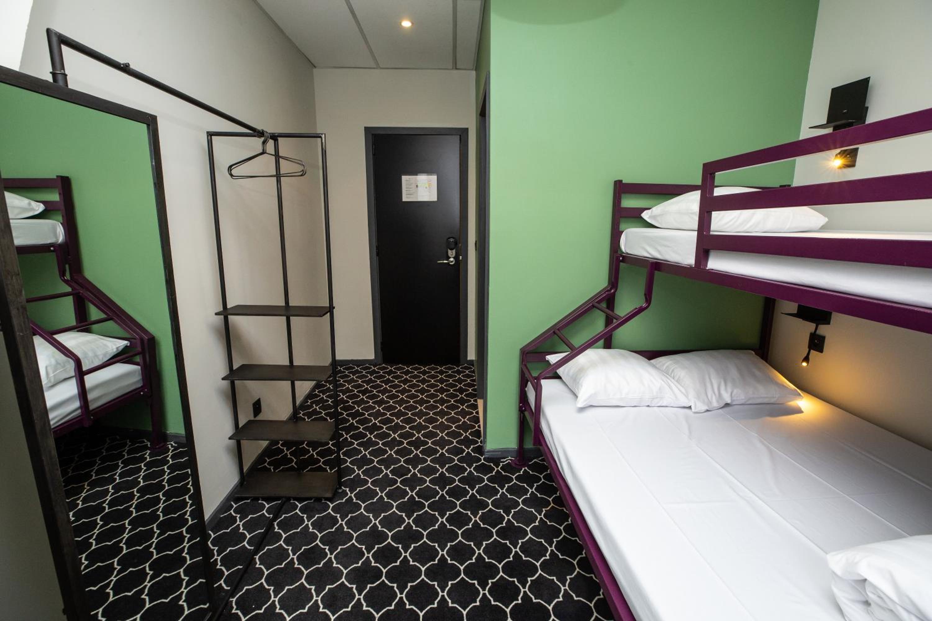 Triple (Single over Double) Room Ensuite photo 3