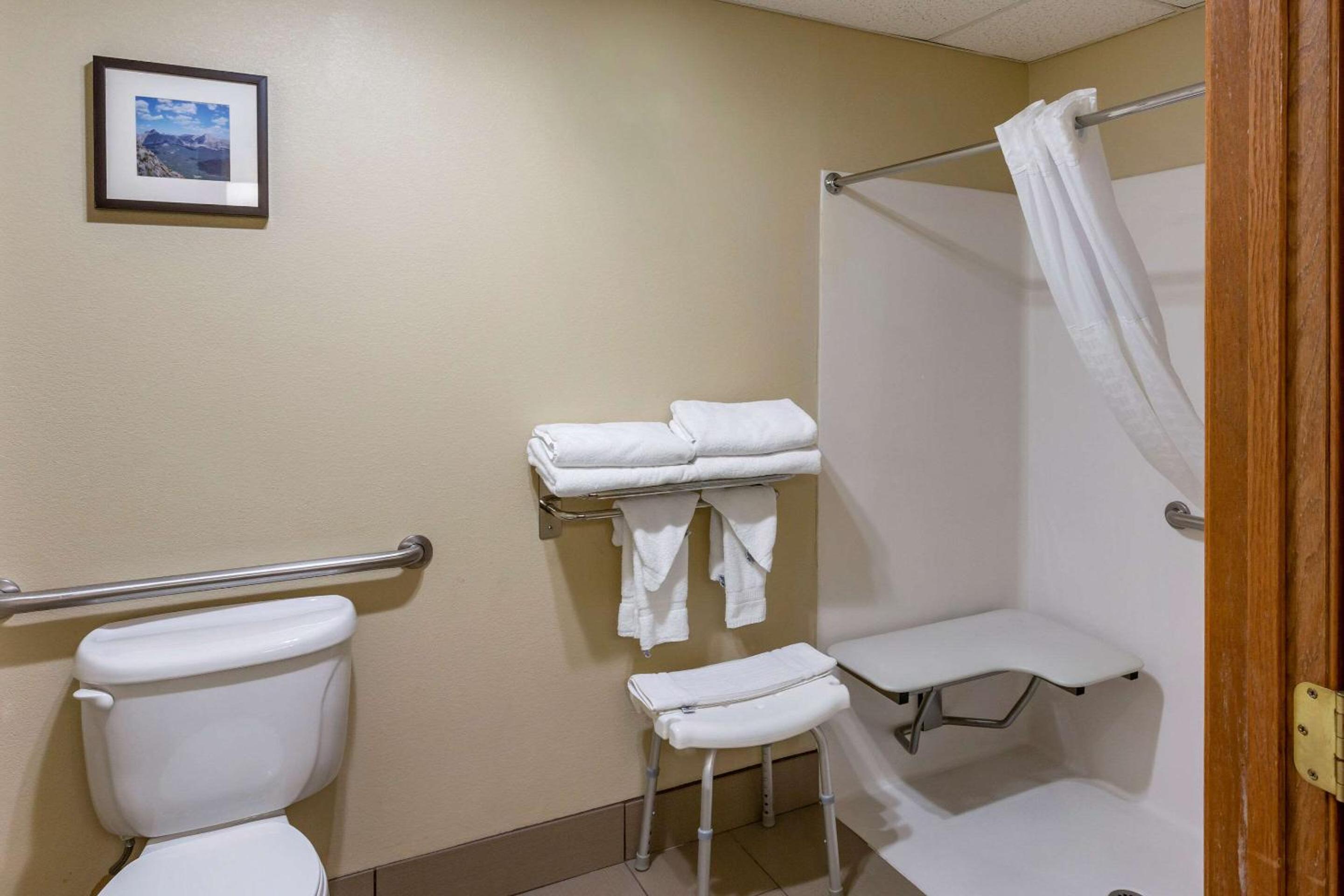 Double Room with Two Double Beds - Accessible/Non-Smoking - Photo 2