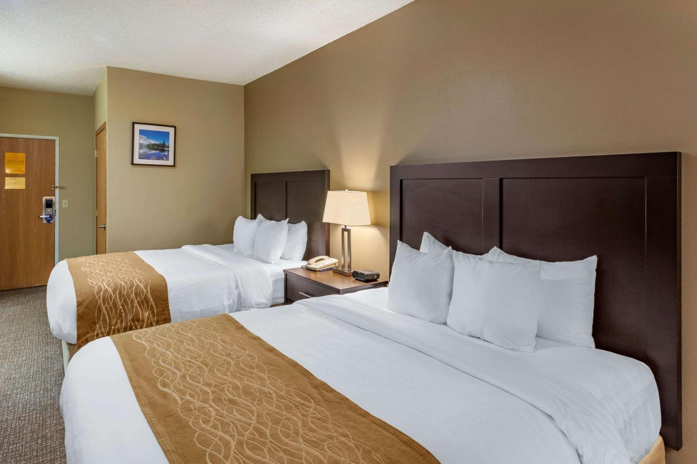 Queen Room with Two Queen Beds - Non-Smoking - Photo 1