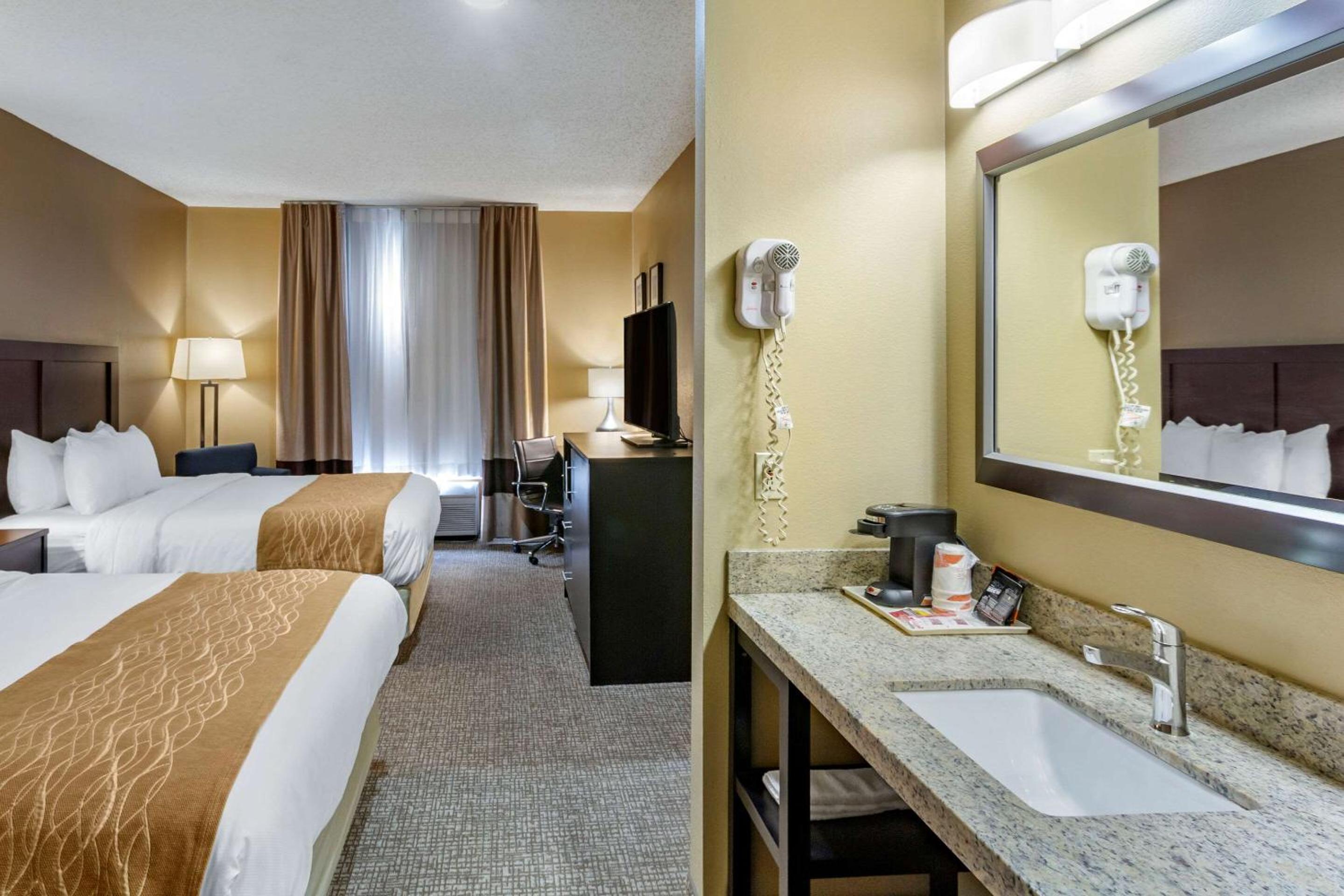 Queen Room with Two Queen Beds - Non-Smoking - Photo 3