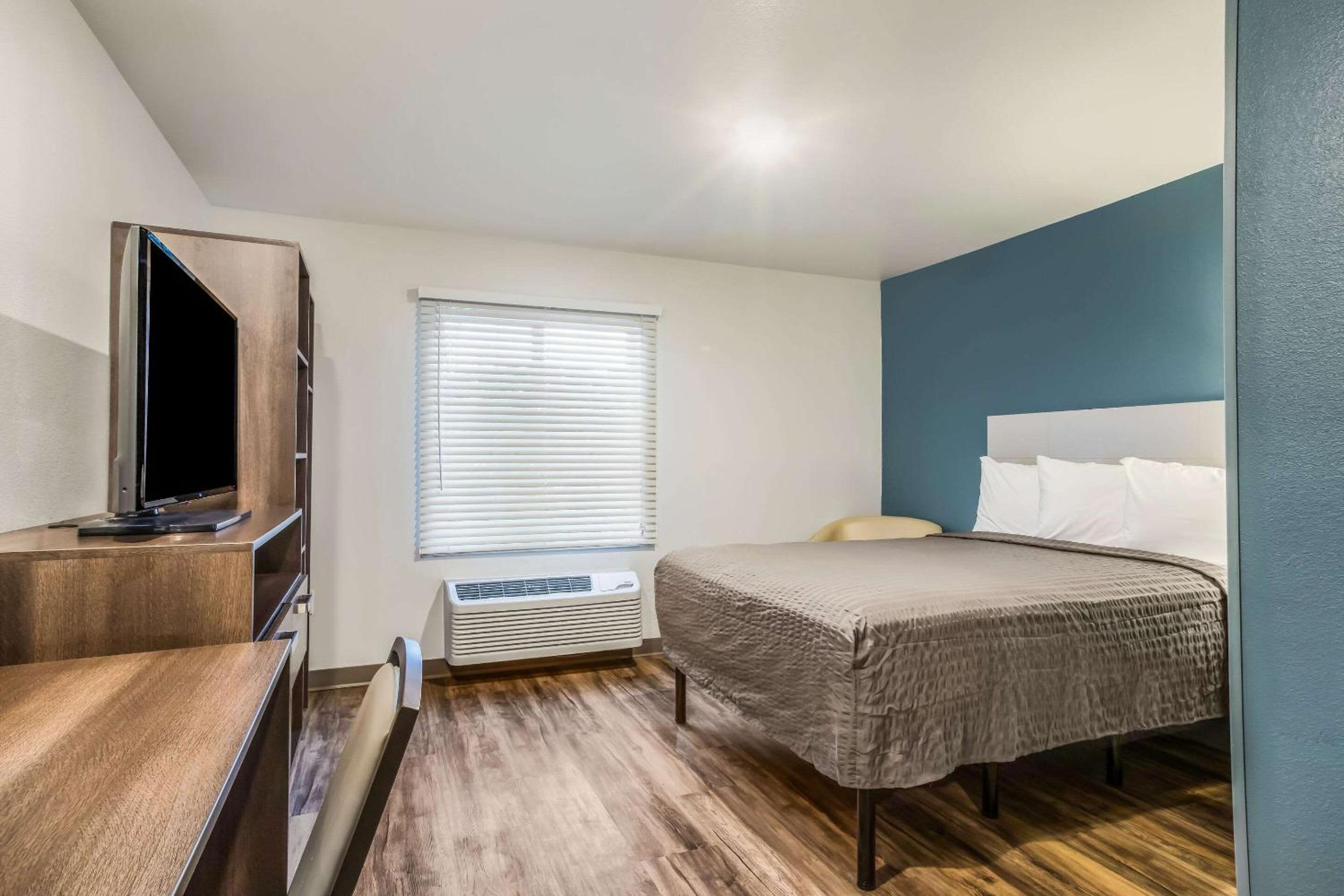 Queen Room with Roll-In Shower - Accessible/Non-Smoking - Photo 1
