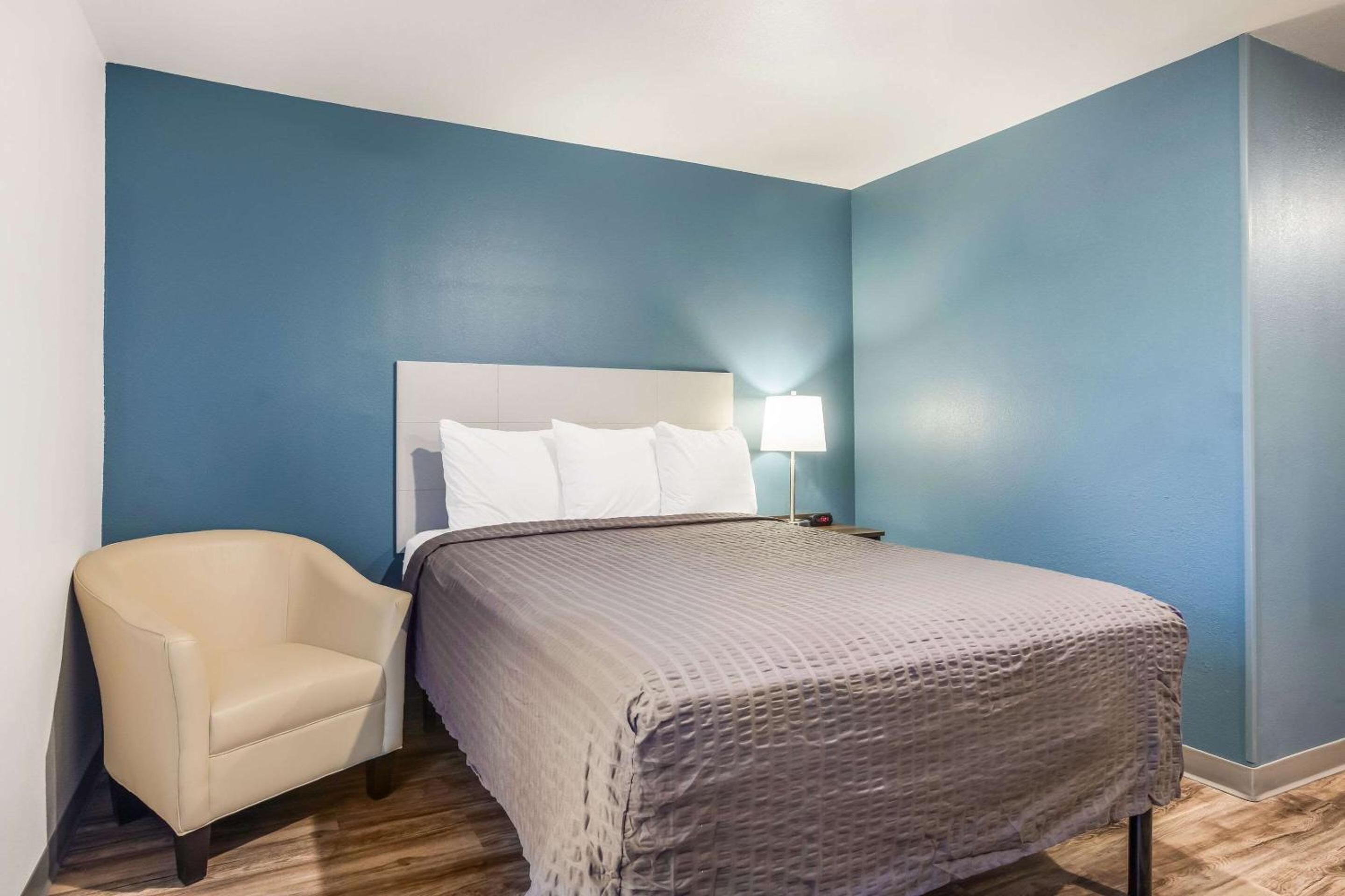 Queen Room with Roll-In Shower - Accessible/Non-Smoking - Photo 5
