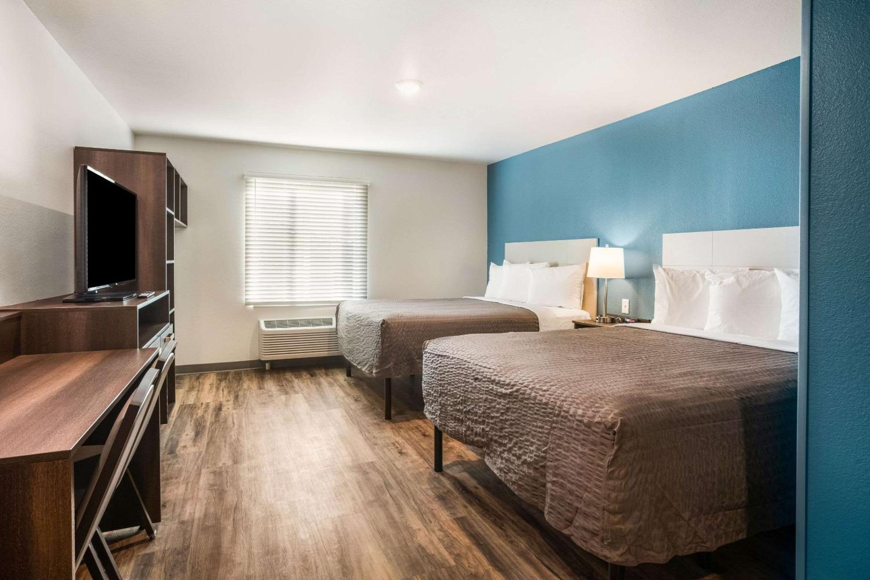 Standard Queen Room with Two Queen Beds - Non-Smoking - Photo 3