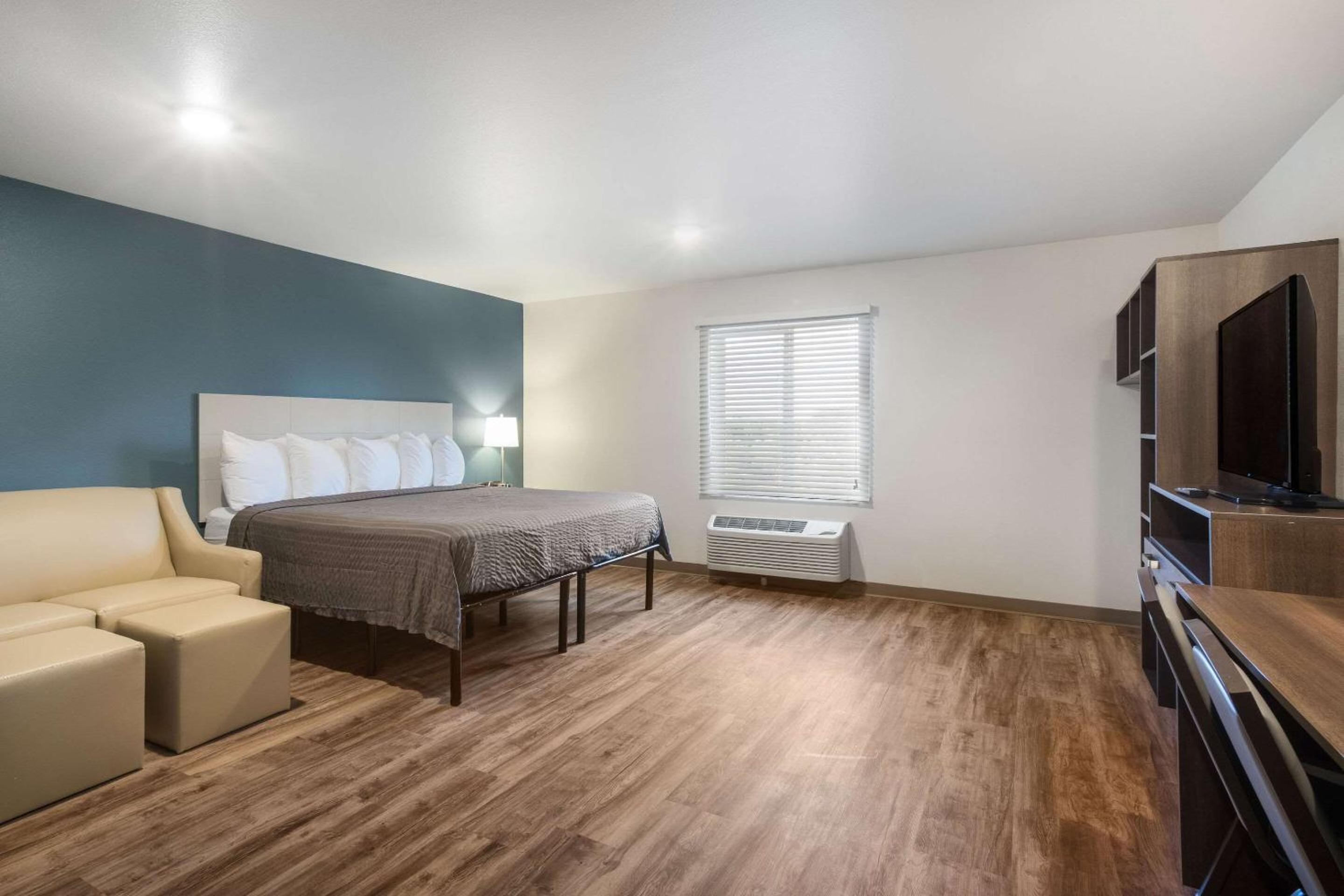 King Room with tub - Accessible/Non-Smoking - Photo 1