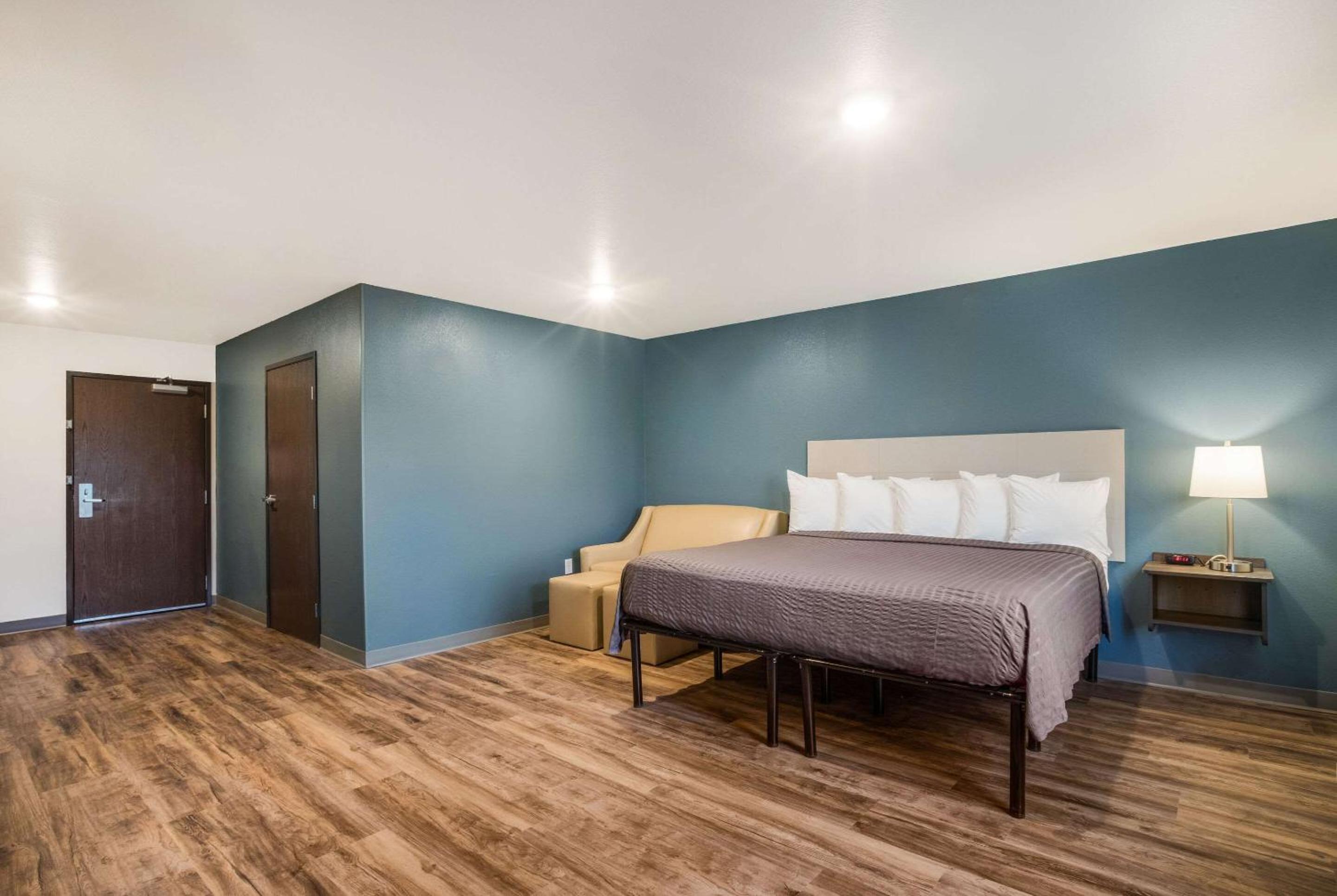 King Room with tub - Accessible/Non-Smoking - Photo 2