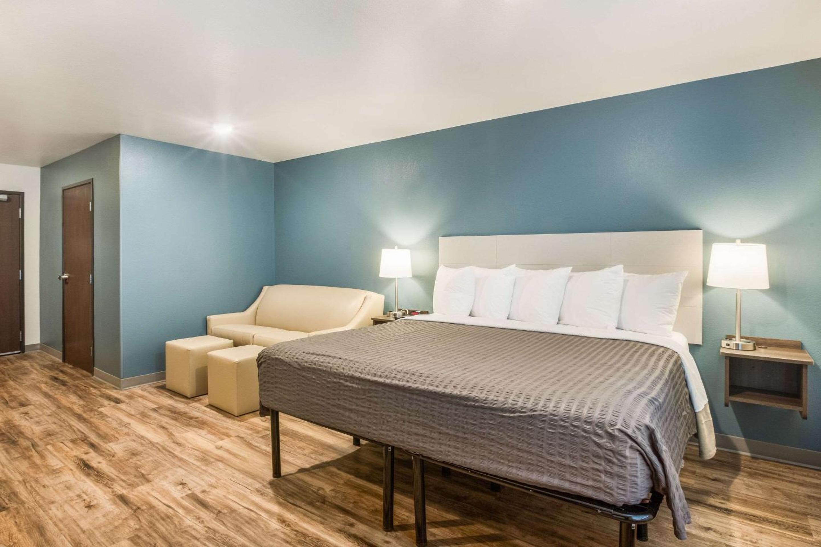 Standard King Room - Non-Smoking  - Photo 2