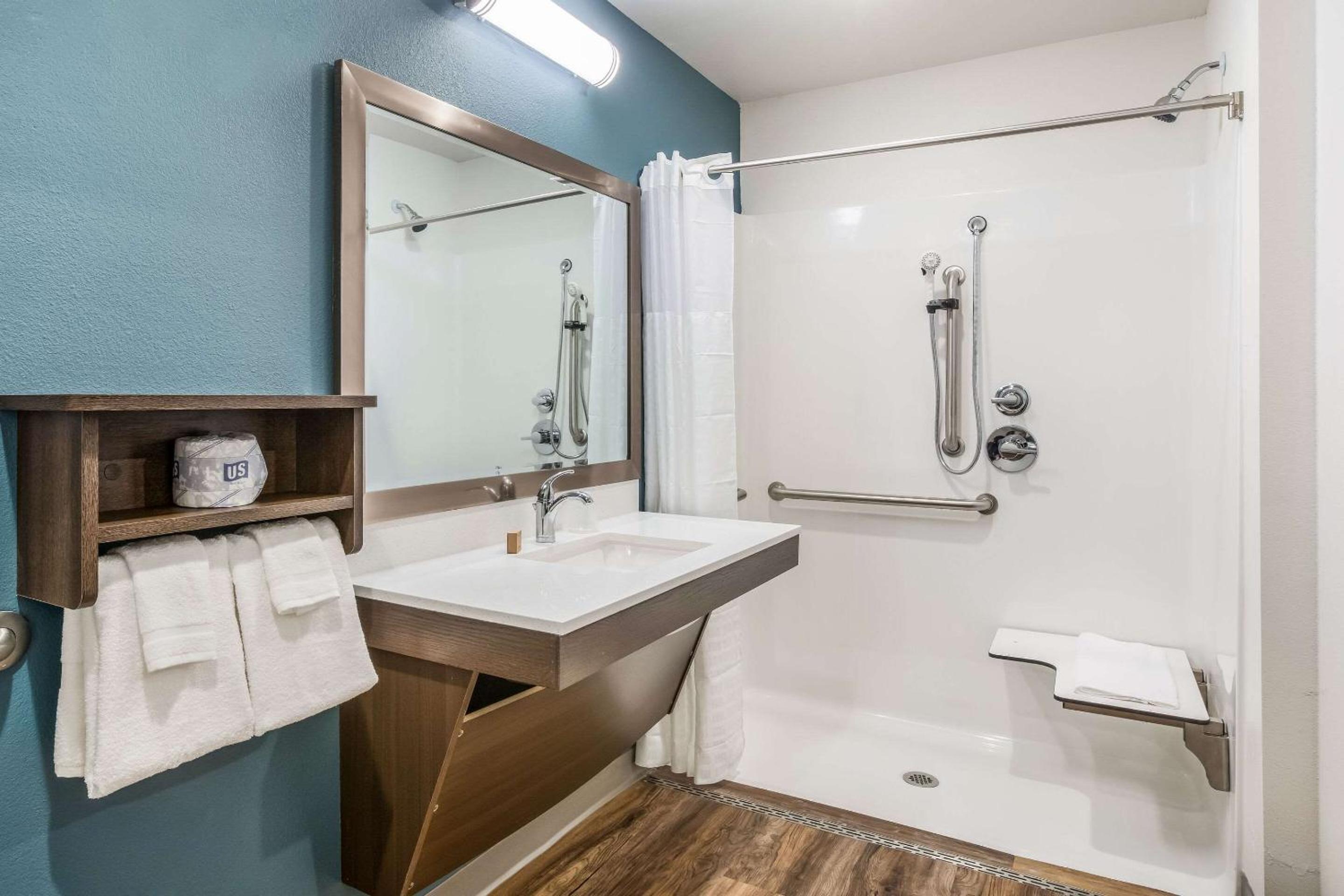 King Room with tub - Accessible/Non-Smoking - Photo 5