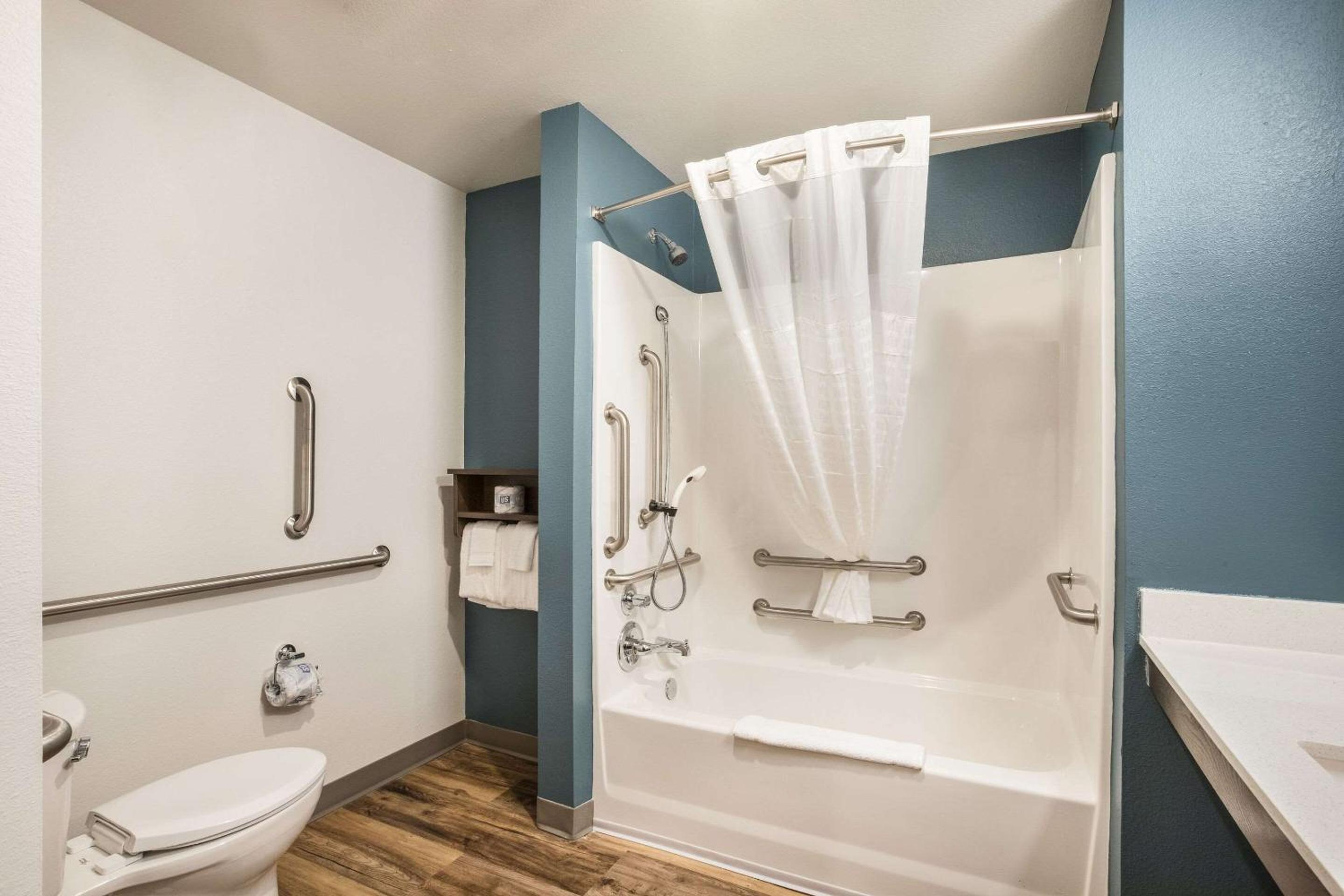 King Room with tub - Accessible/Non-Smoking - Photo 6