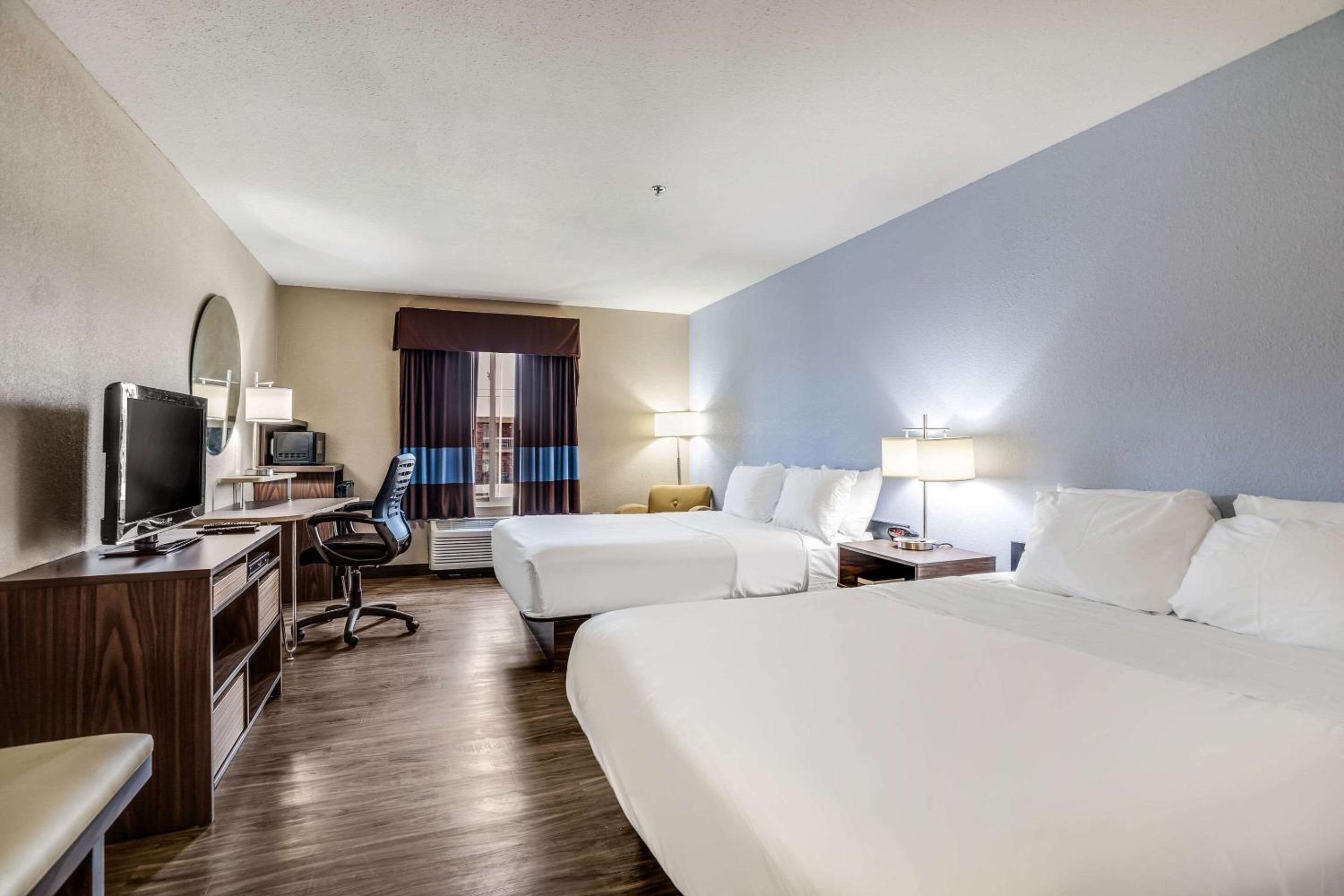 Standard Queen Room with Two Queen Beds - Non Smoking  - Photo 7