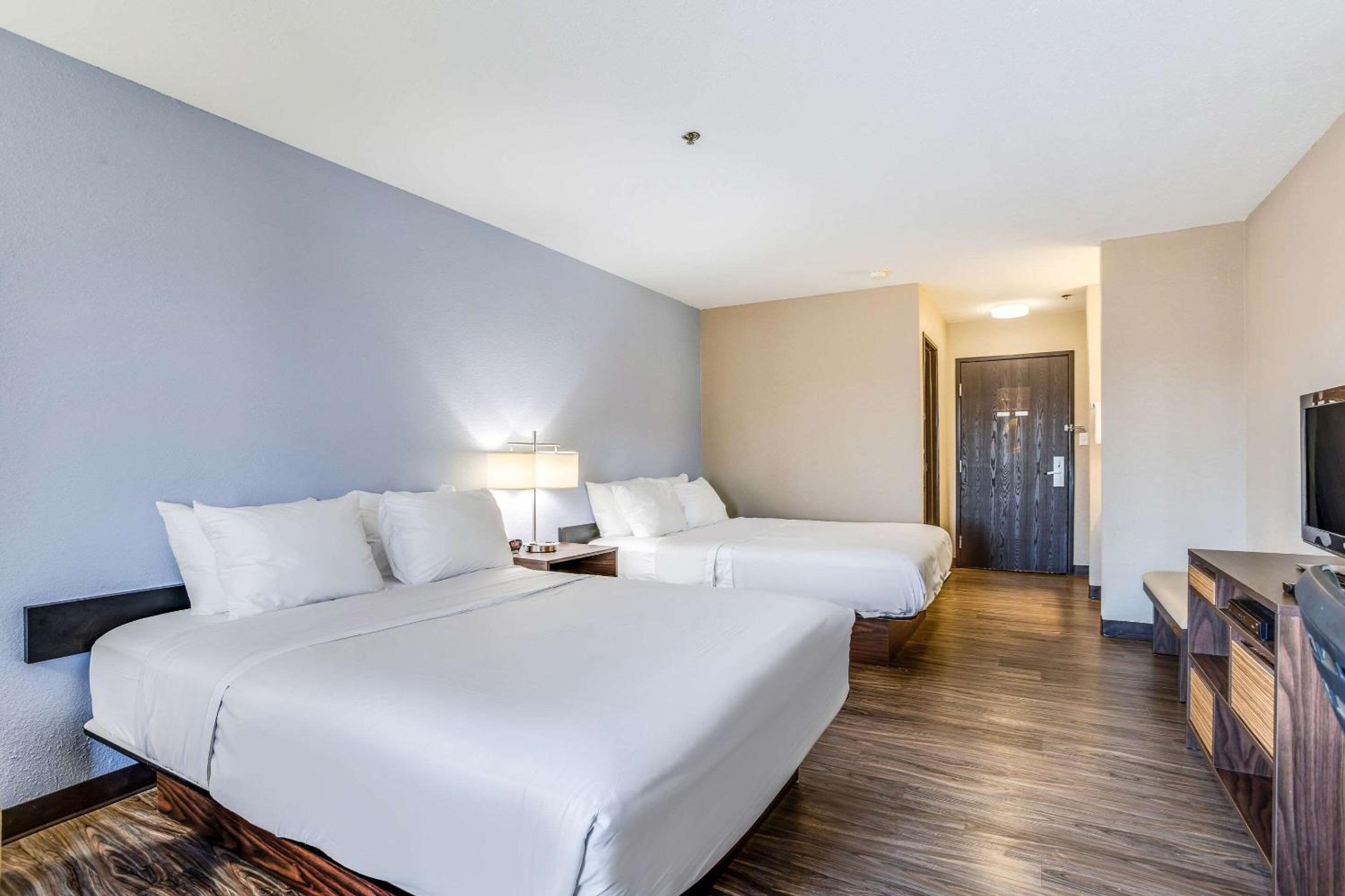 Standard Queen Room with Two Queen Beds - Non Smoking  - Photo 4