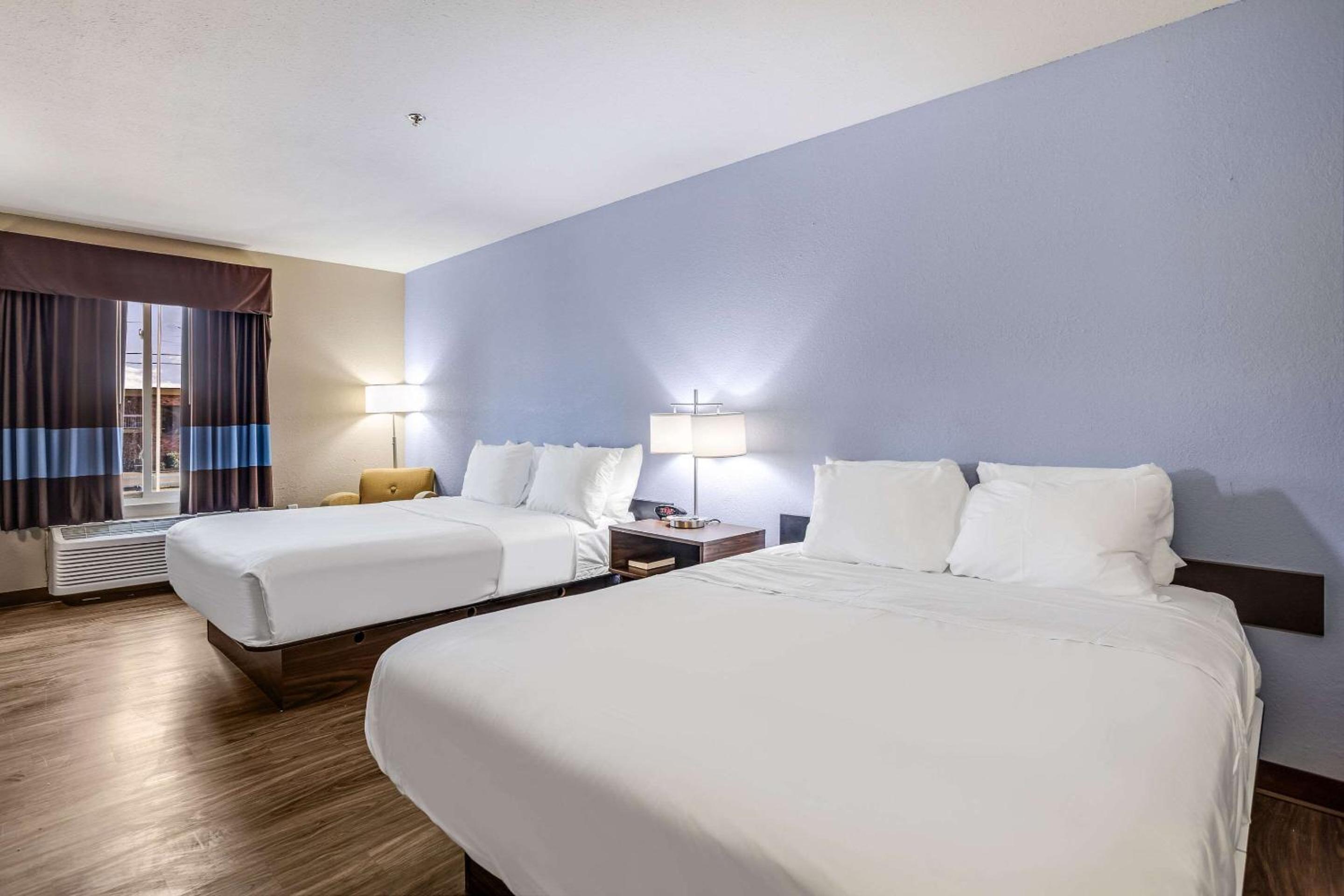 Standard Queen Room with Two Queen Beds - Non Smoking  - Photo 5