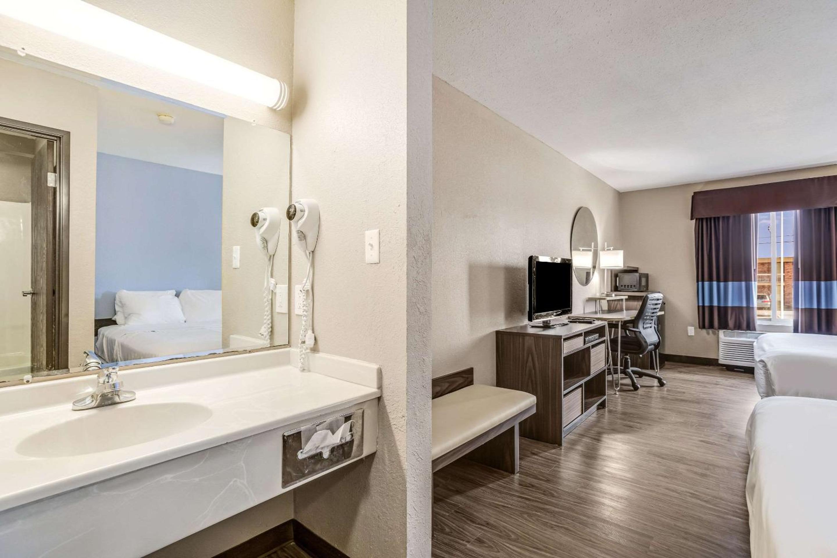 Standard Queen Room with Two Queen Beds - Non Smoking  - Photo 6