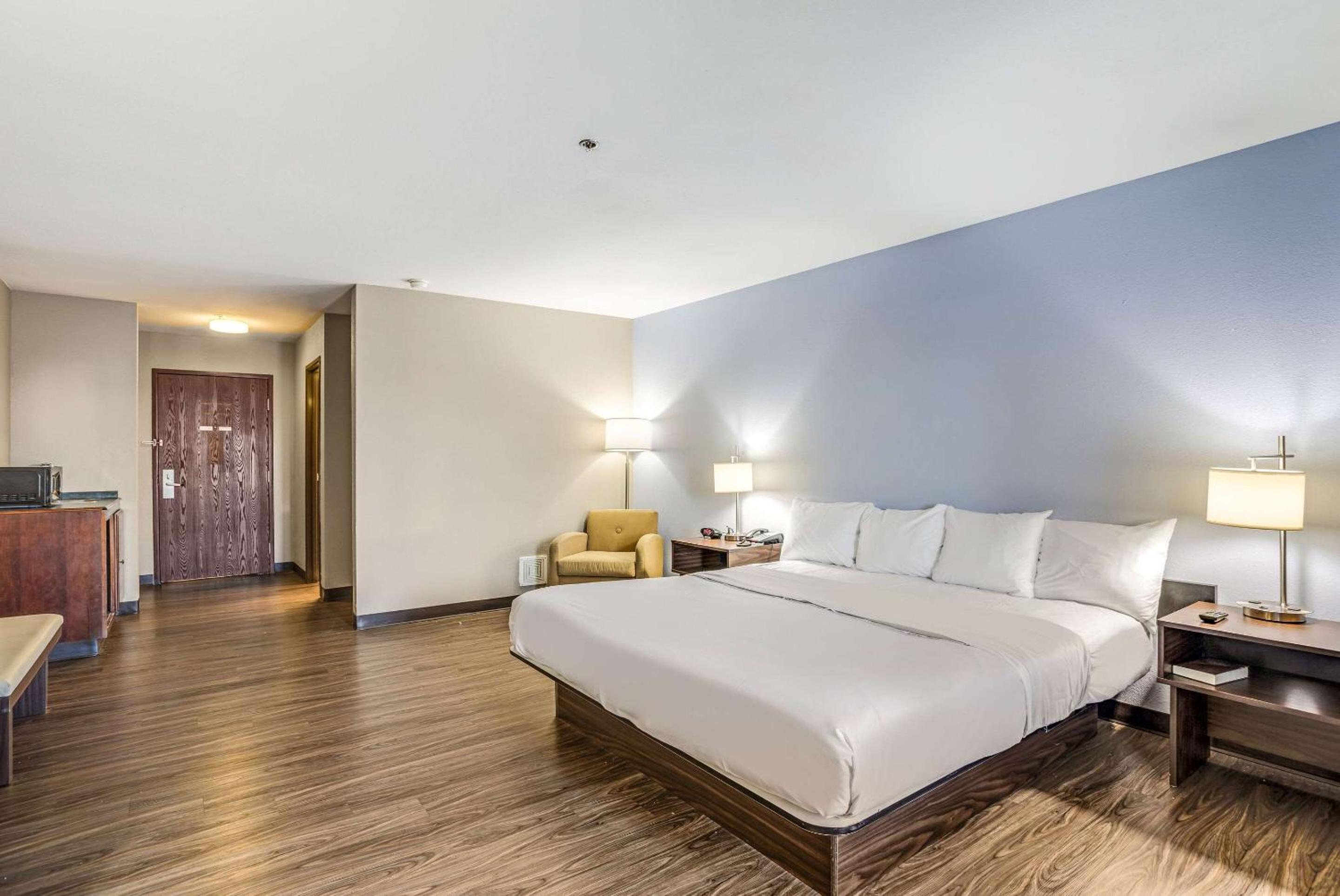 Standard King Room - Non Smoking - Photo 6