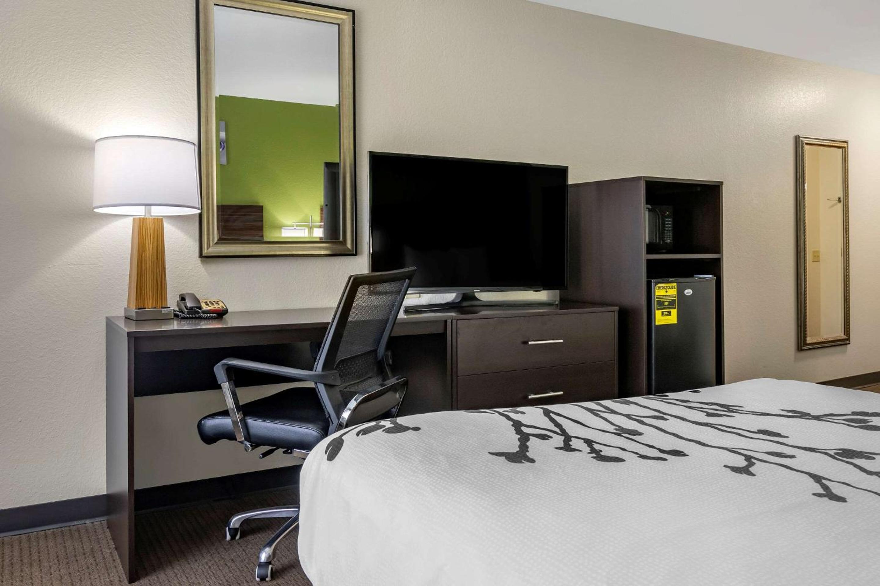 Queen Room with Two Queen Beds - Non-Smoking - Photo 4