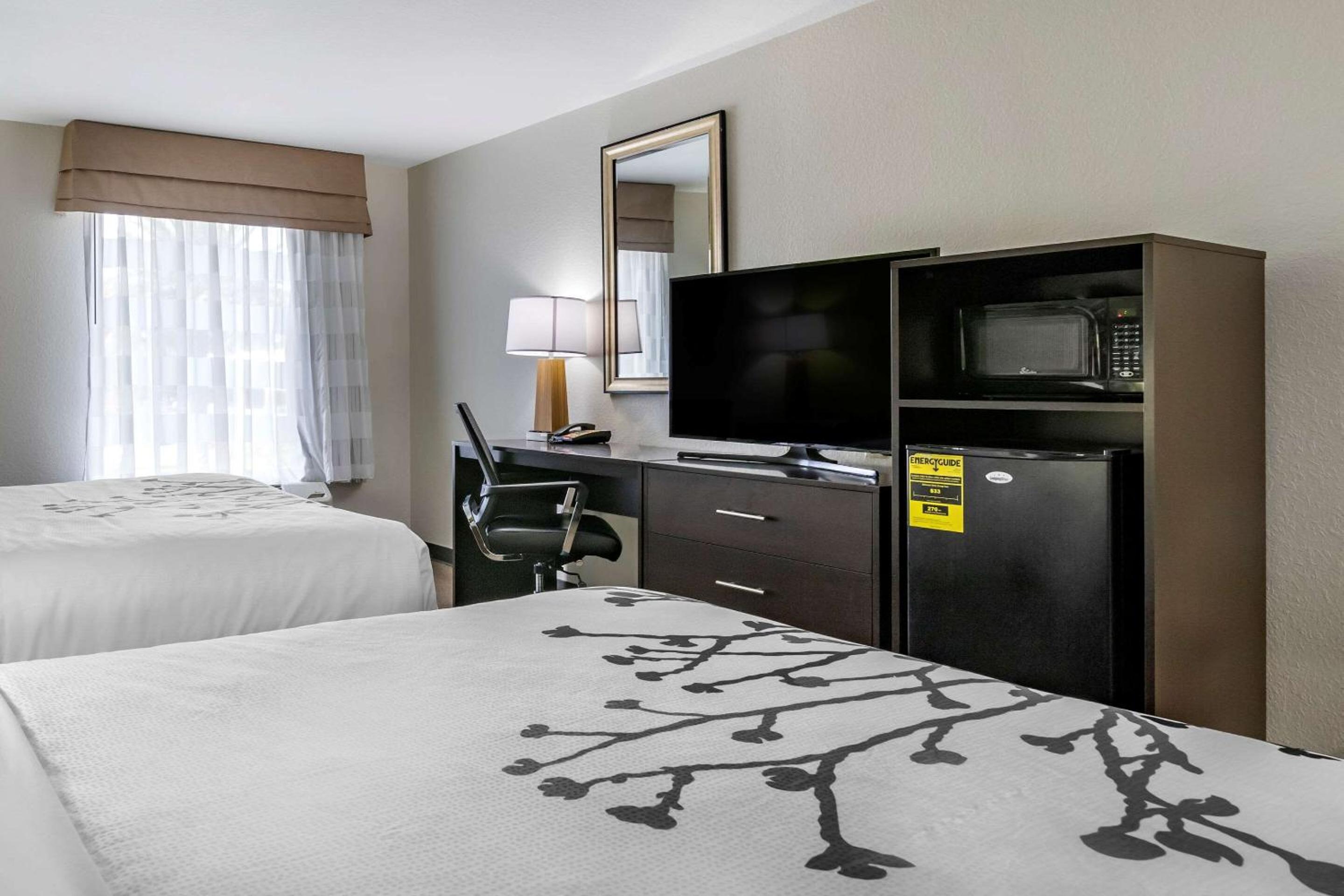 Queen Room with Two Queen Beds - Non-Smoking - Photo 1