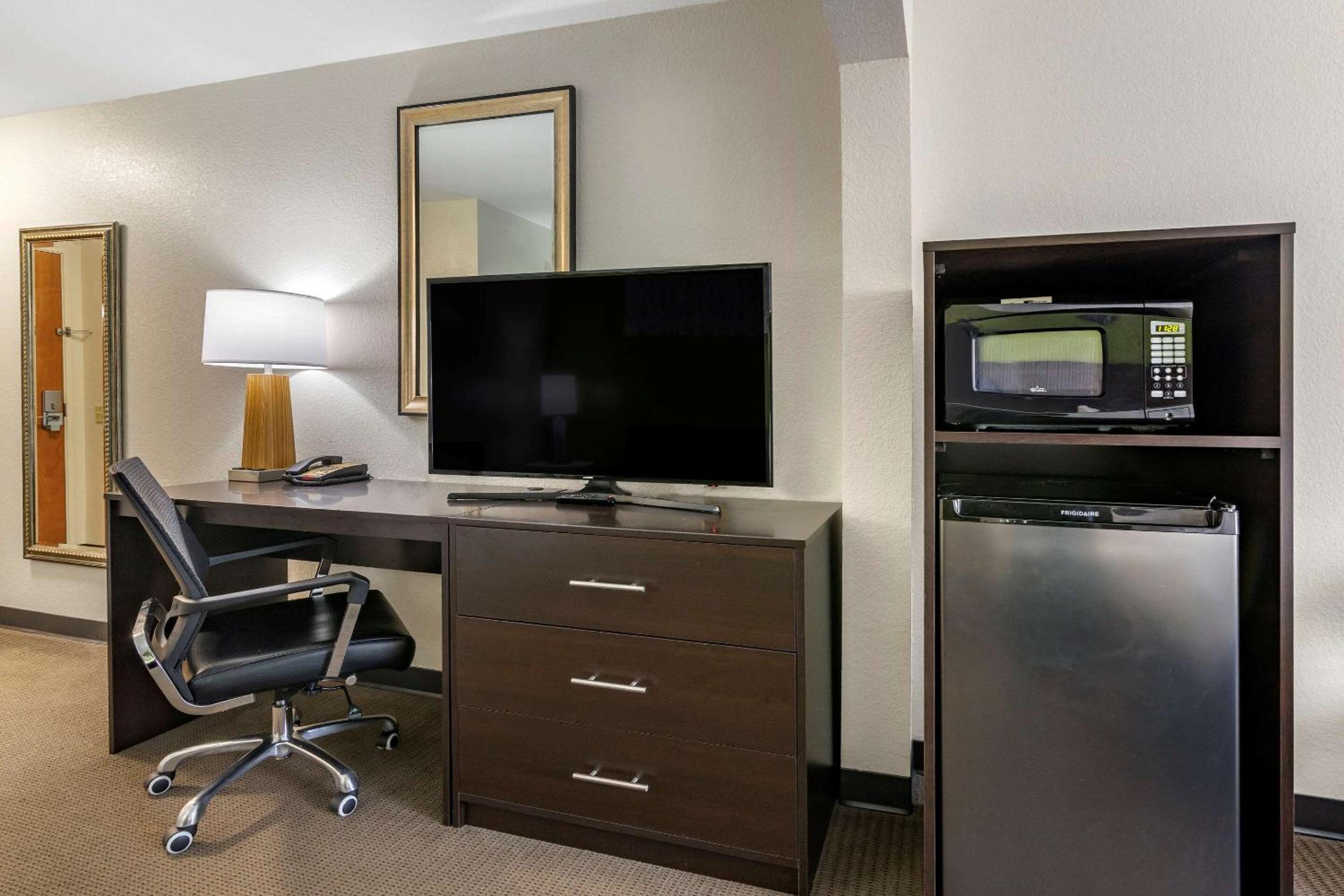 King Suite with Sofa Bed - Non-Smoking - Photo 1