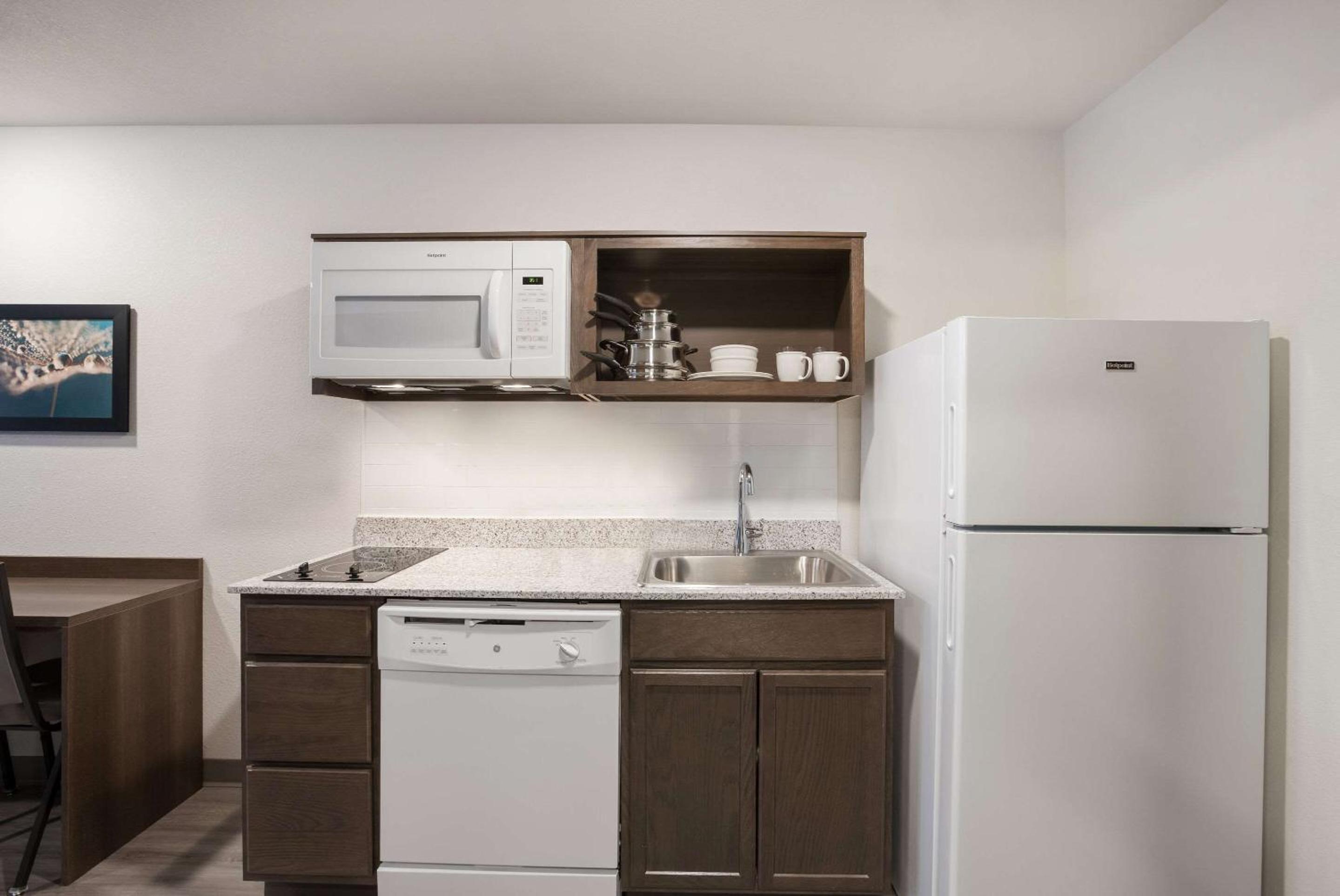 QUEEN SUITE W DISHWASHER (DISHES/COOKWARE INCLUDED) ACCESSIBLE   - Photo 2