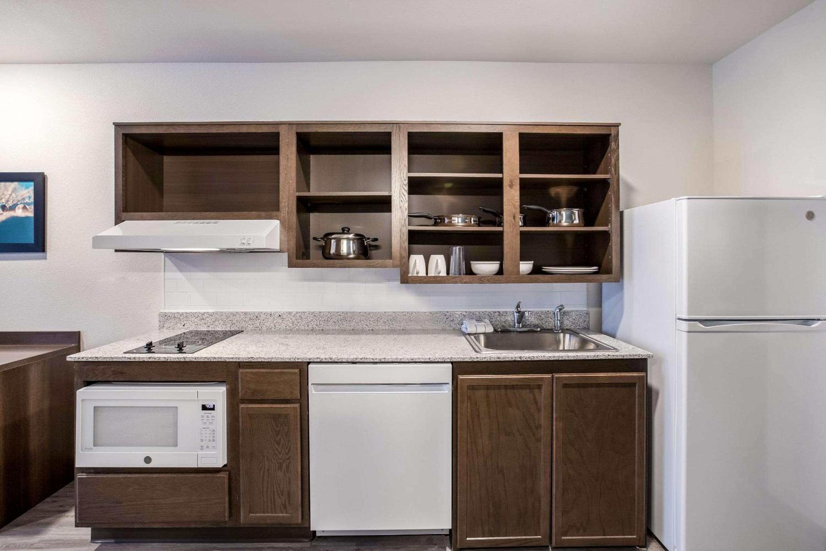 QUEEN SUITE W DISHWASHER (DISHES/COOKWARE INCLUDED) ACCESSIBLE   - Photo 3